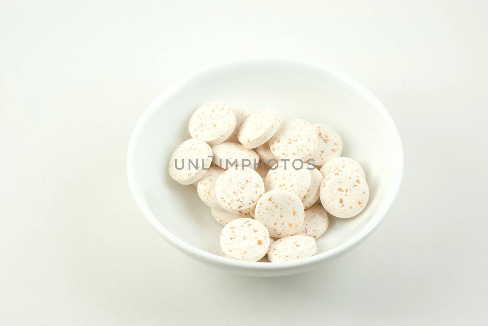 Small dish containing vitamin C pills by daoleduc