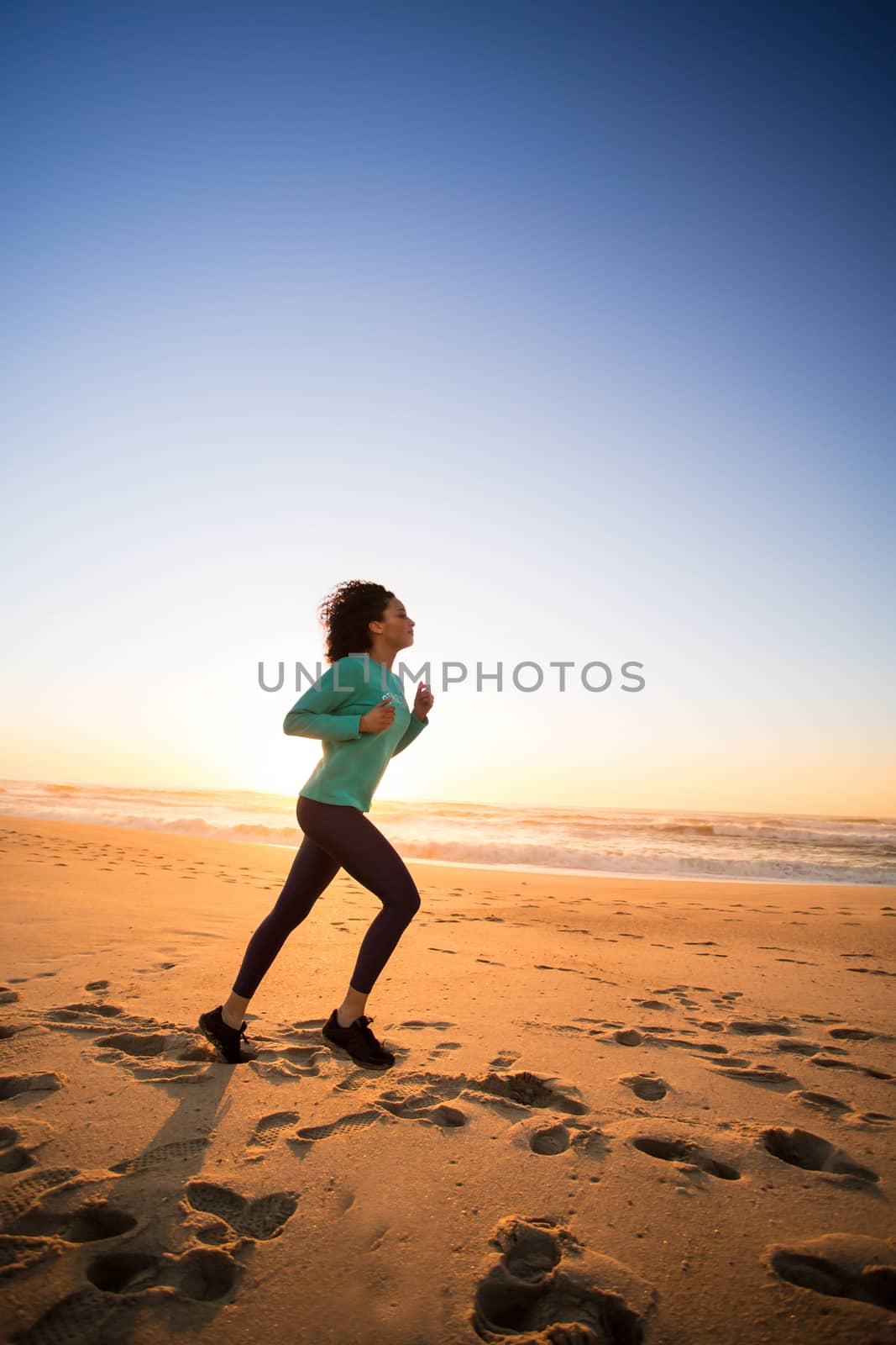 Afro woman running by jolopes