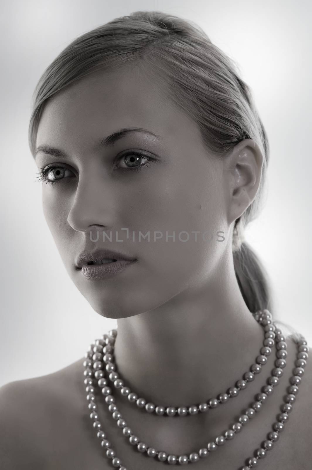 desaturate lady with pearl by fotoCD