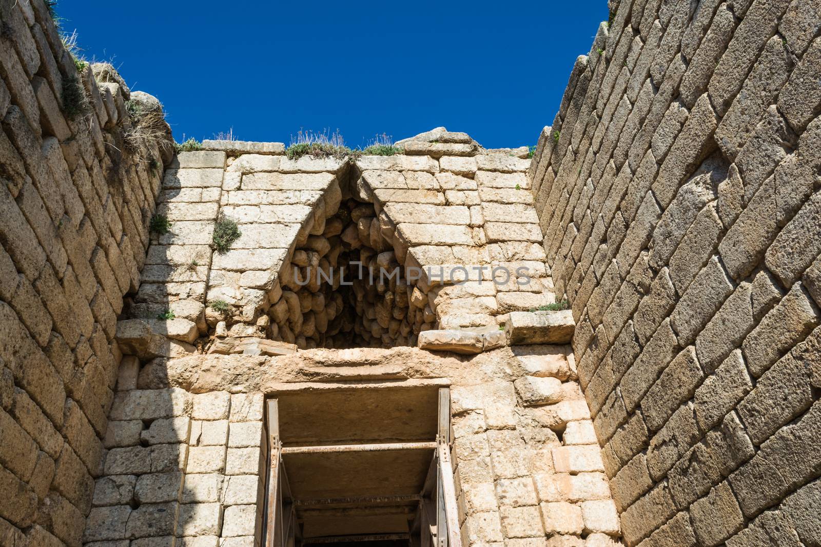 Treasury of atreus at mycenae, Greece by ankarb