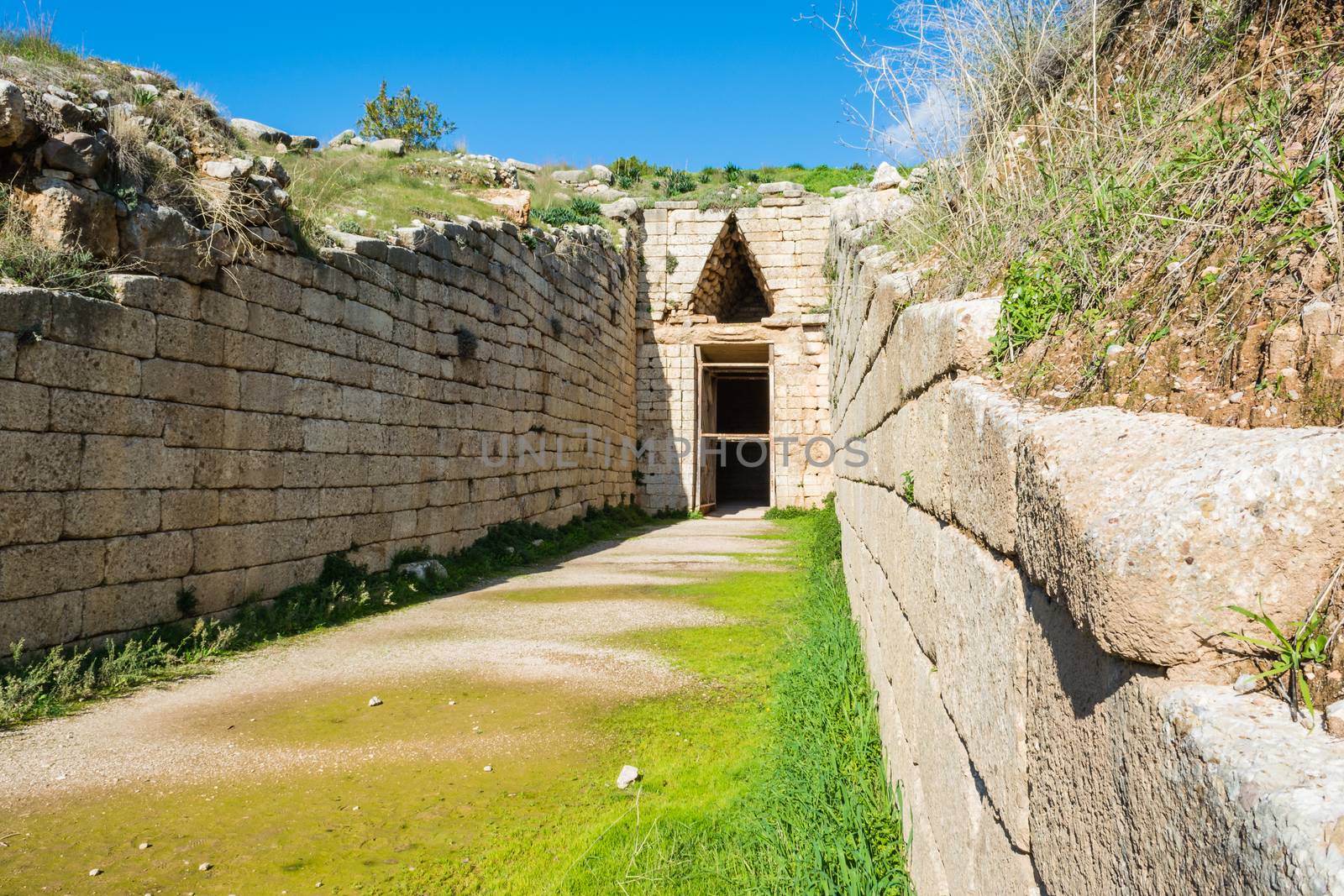 Treasury of atreus at mycenae, Greece by ankarb