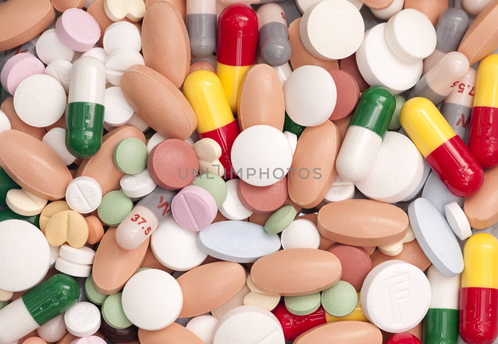 Capsules and Pills by rodrigobellizzi