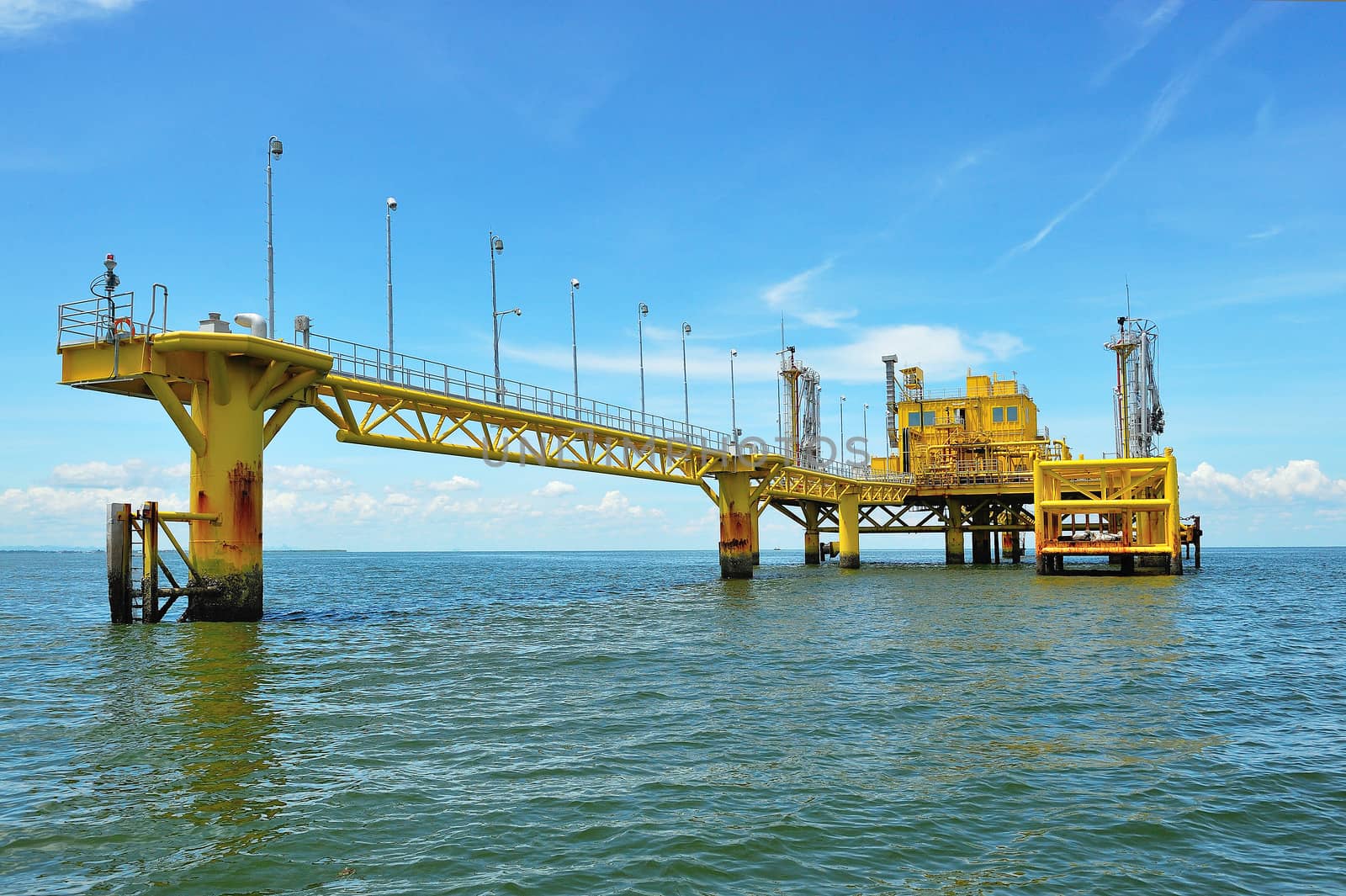 Oil transfer platforms by think4photop