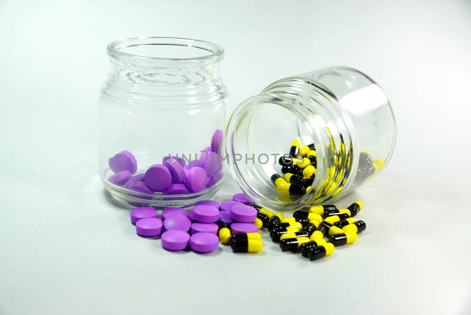 capsules bottle by nattapatt