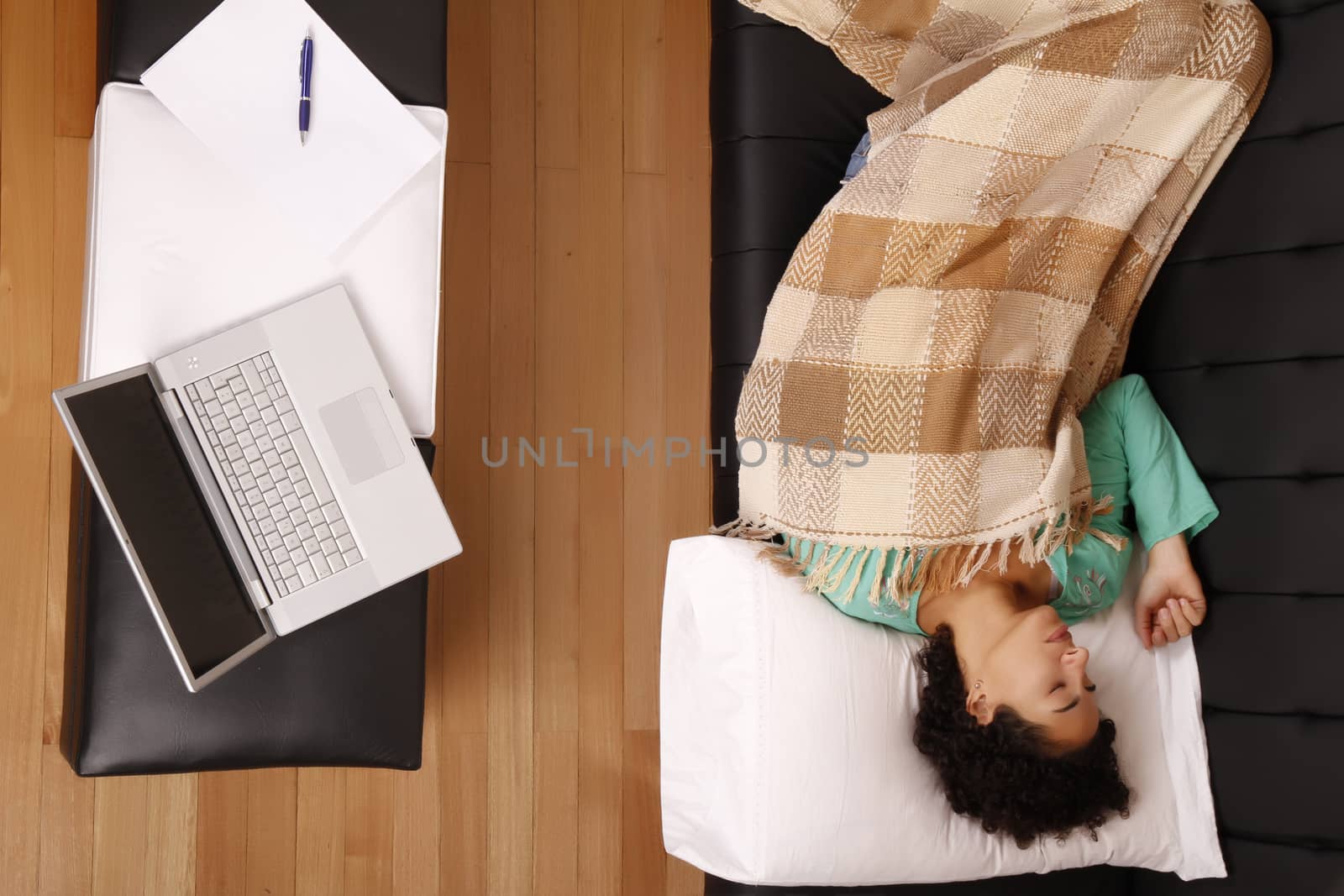 A young, brazilian woman surfing on the Internet with a Laptop.  
