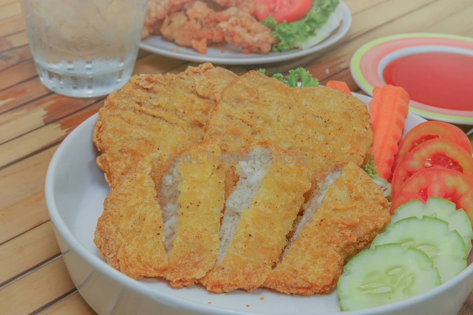 Fried chicken with dip sauce and vegetables