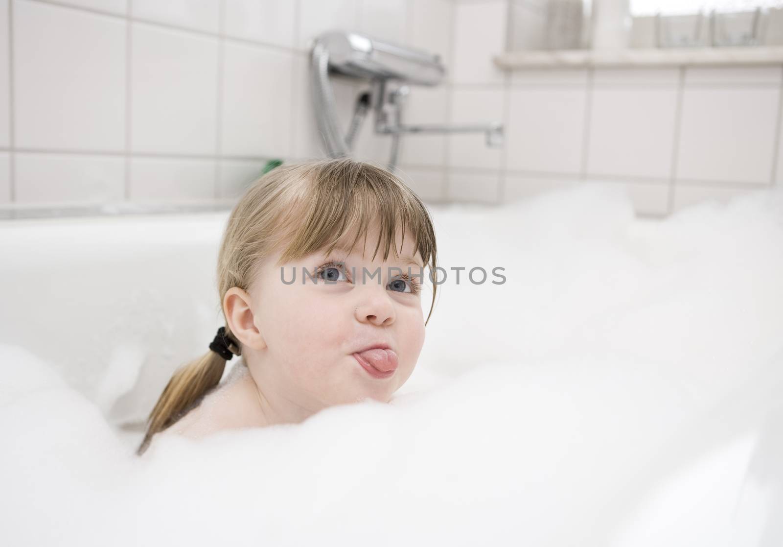 Little Girl in the bath by gemenacom