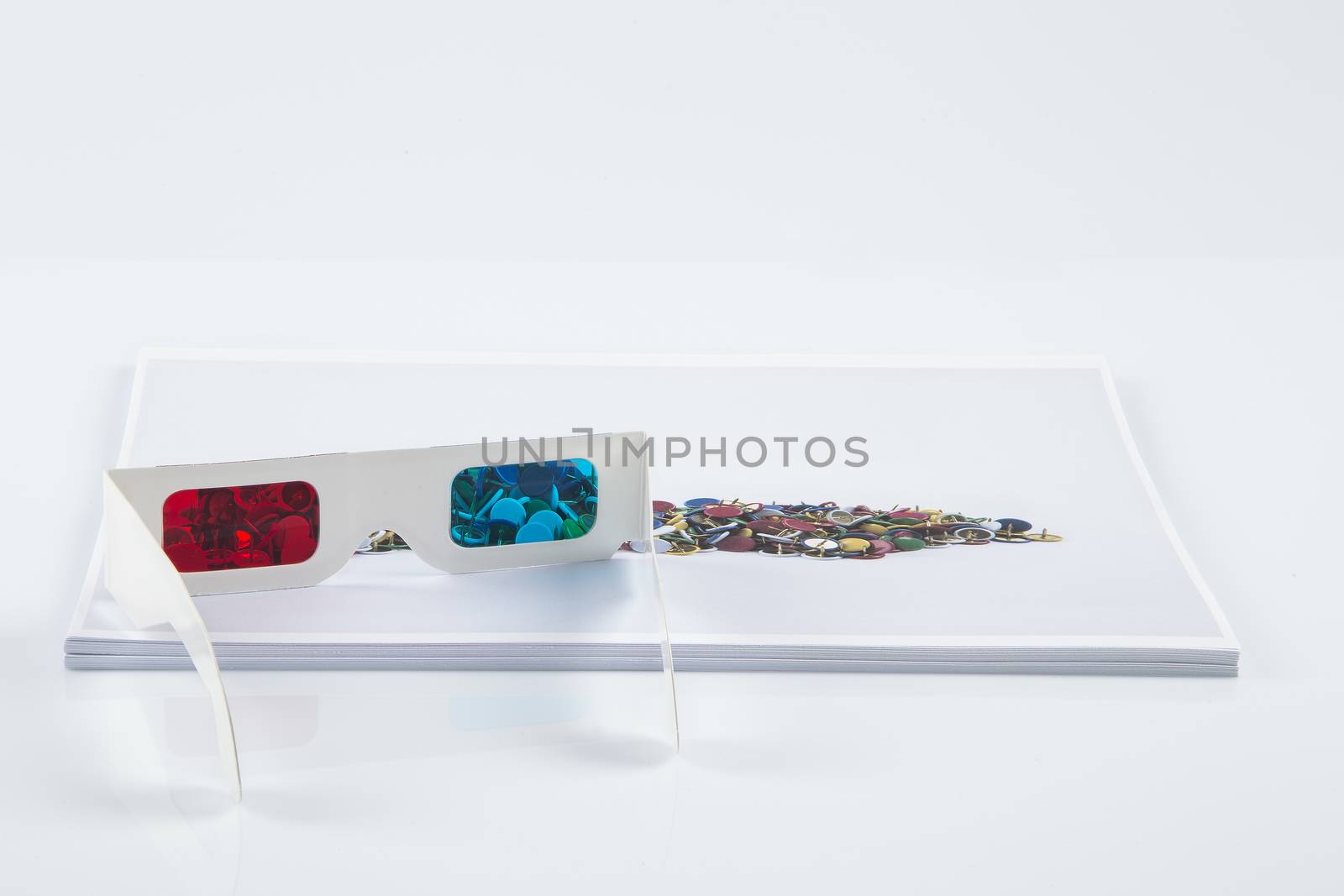 3D Print: white 3D anaglyphic Red Blue glasses and paper printed pins