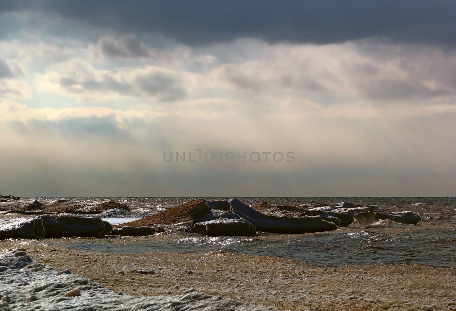 Coast line of Lake Ontario in the winter time. The sky is overcast. 