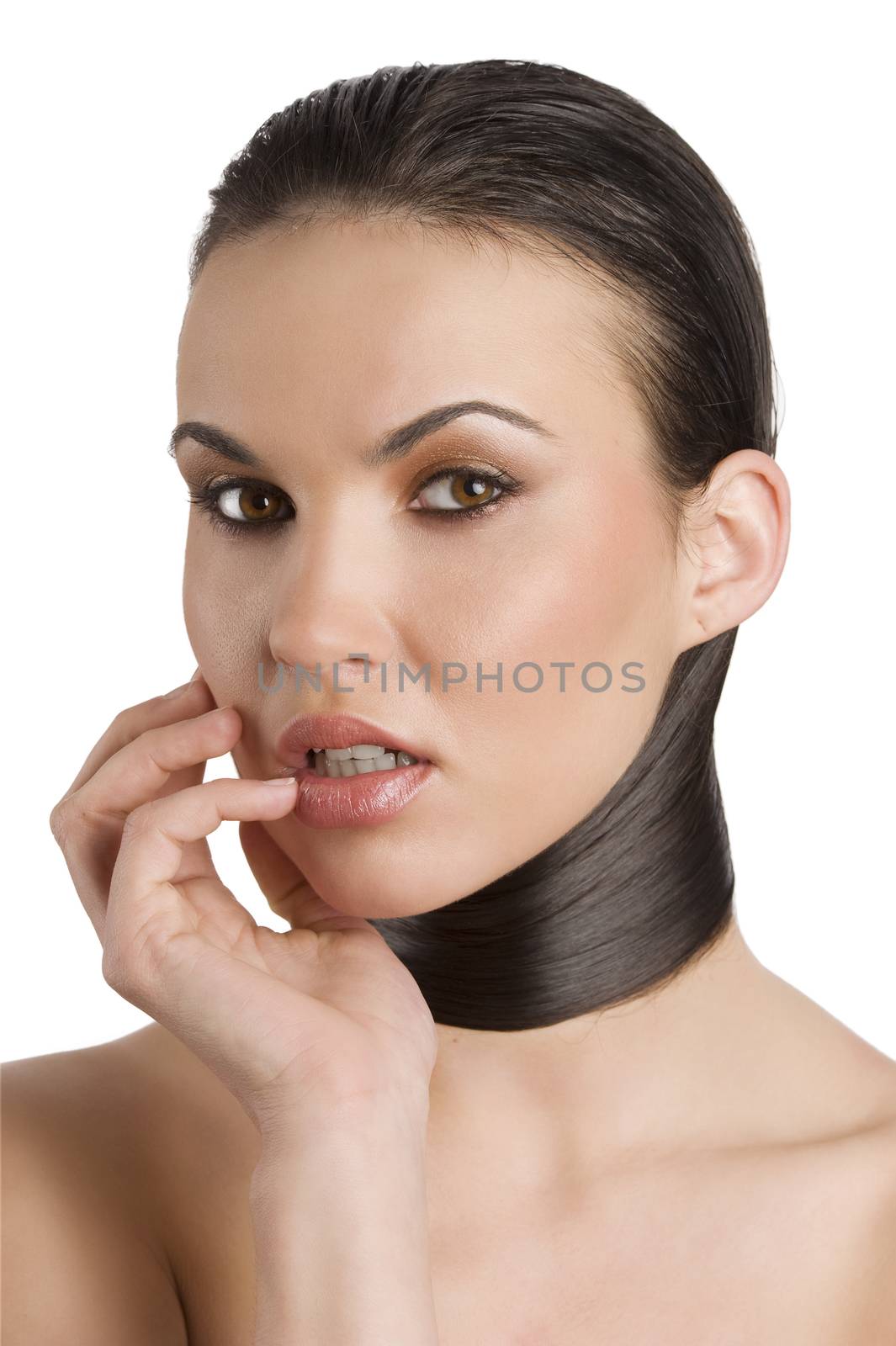 young brunette with her dark hair around her neck like a scarf looking in camara