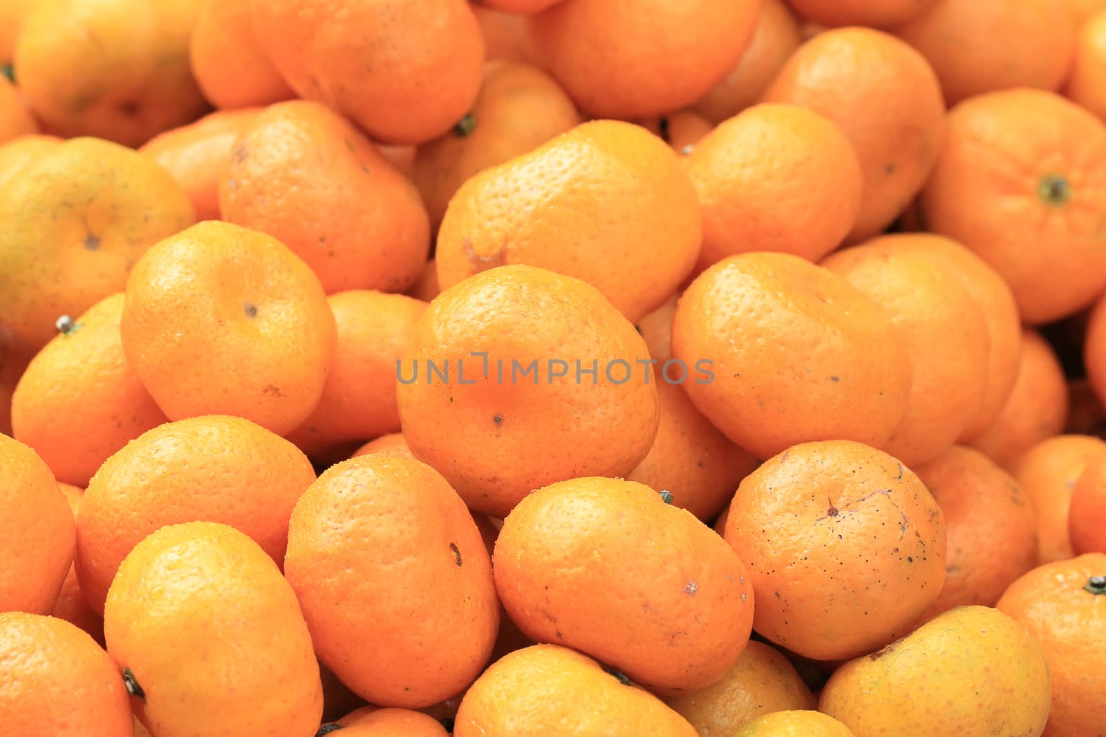 Sweet orange on market tray
