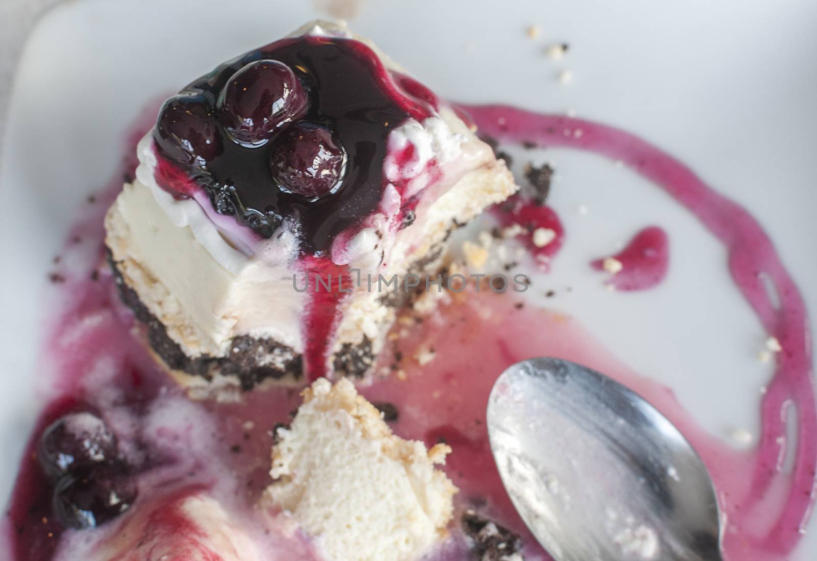 Blueberry cheesecake with ice cream