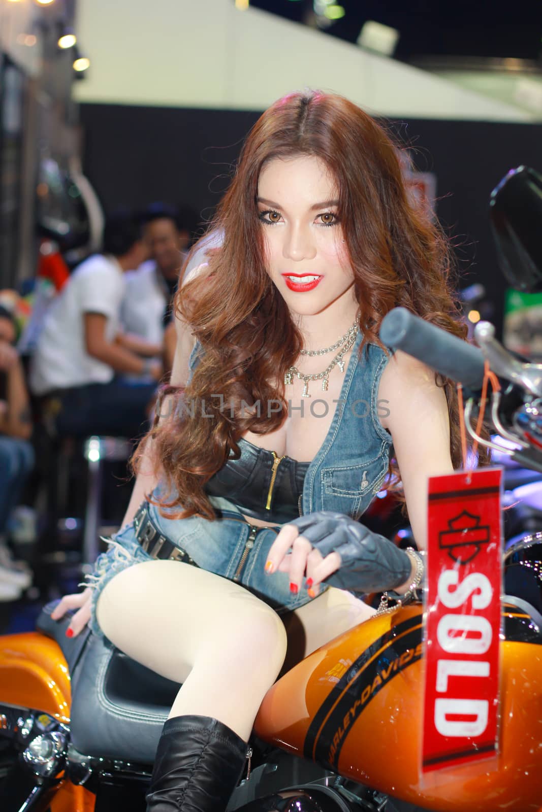 BANGKOK, THAILAND - MARCH 30, 2014: Unidentified female presenter pose in the 35th Bangkok International Motor Show on March 30, 2014 in Bangkok, Thailand.