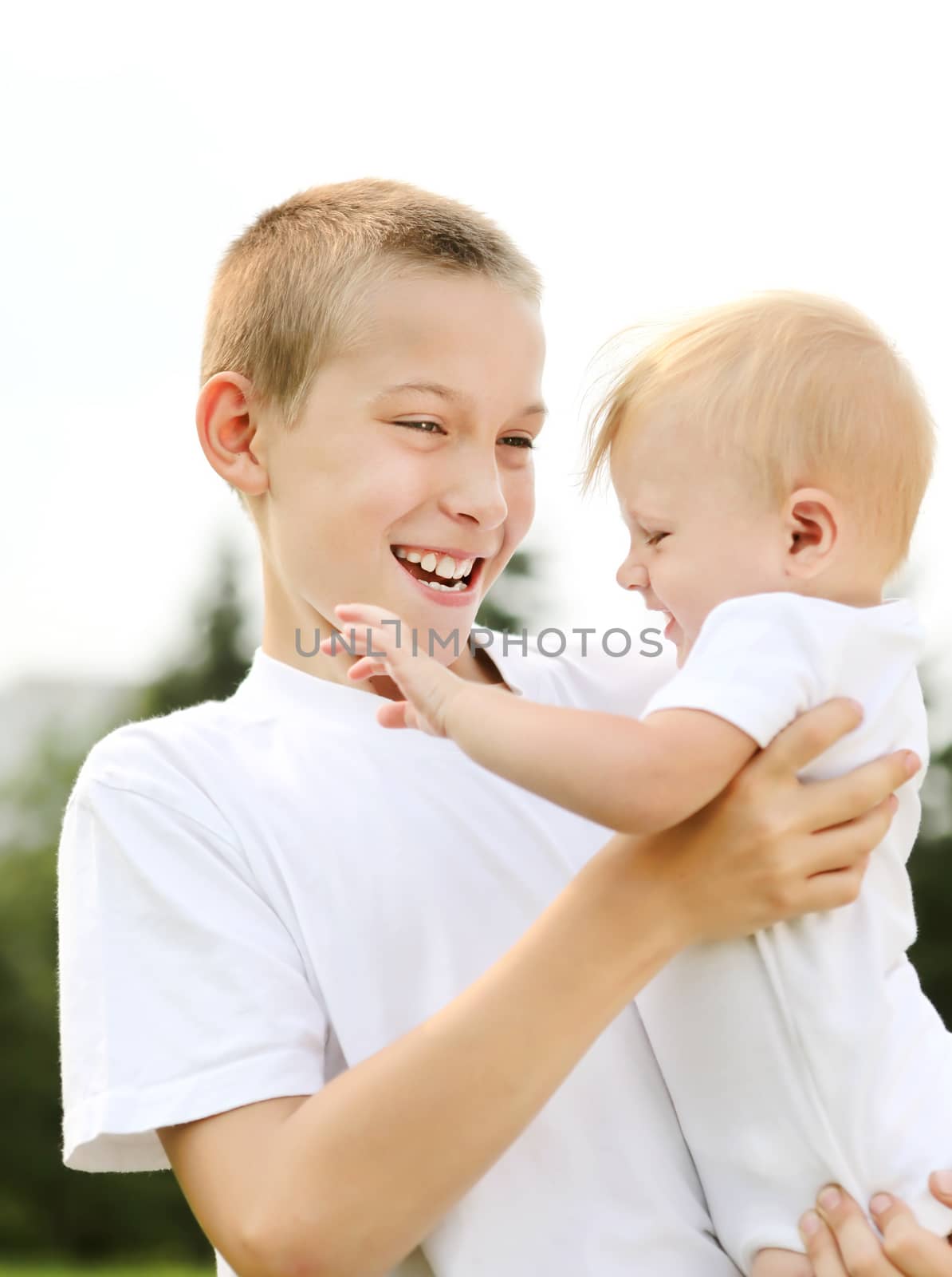 Happy Little Brothers outdoor by sabphoto