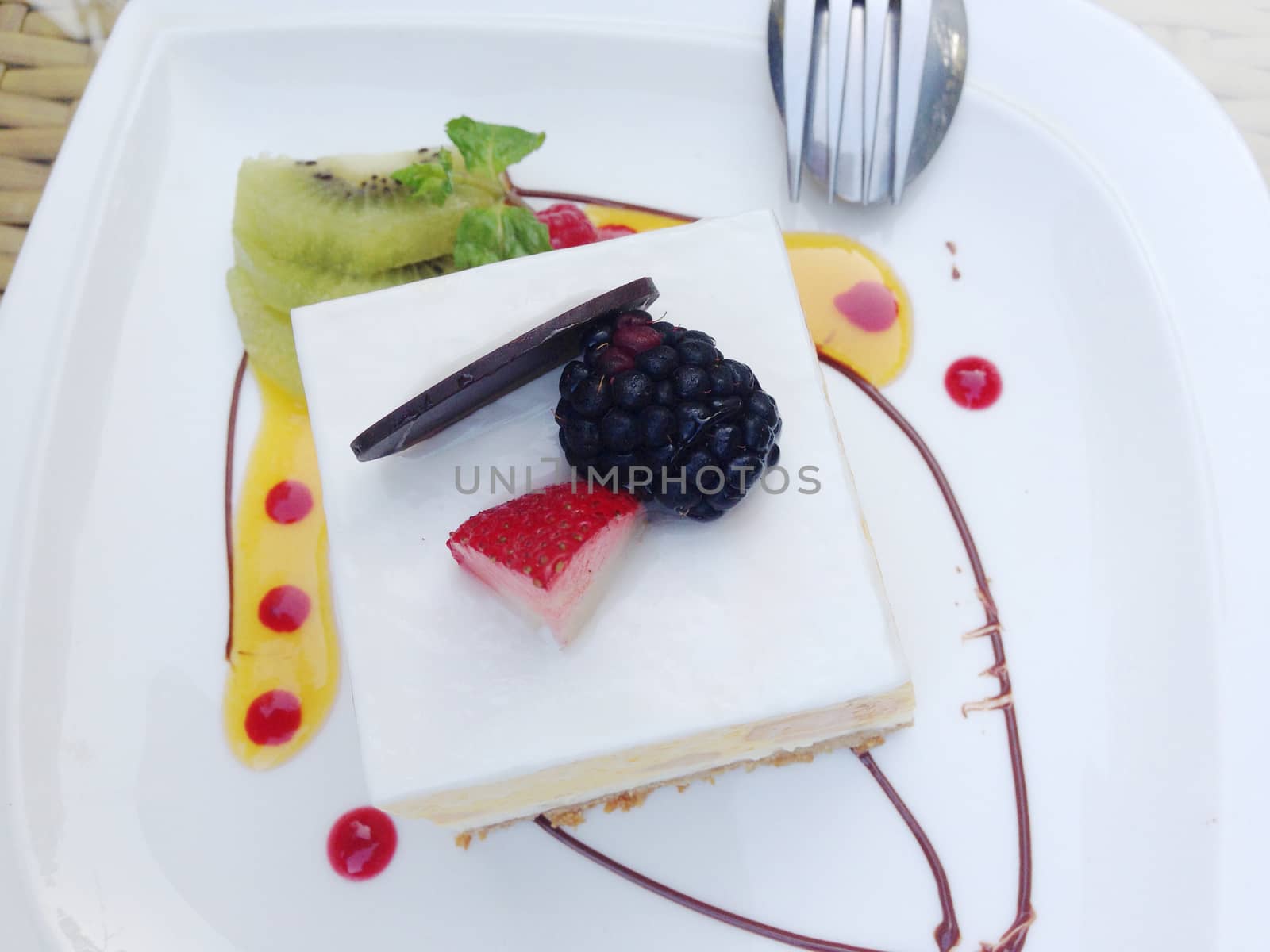 the white chocolate cake with blueberry and kiwi