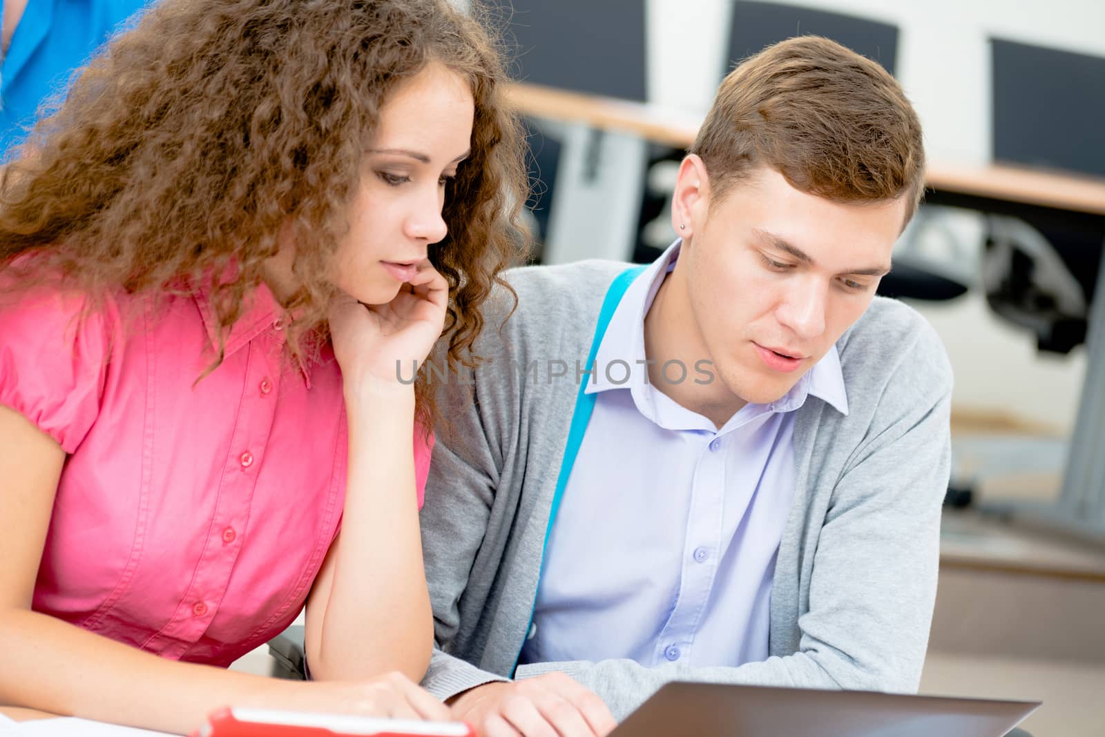 students together to discuss the lecture, come together, looking at laptop monitor