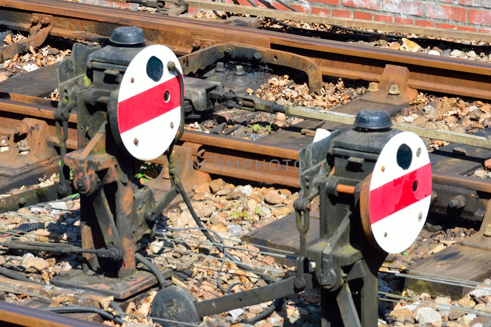 Round ground rail signals