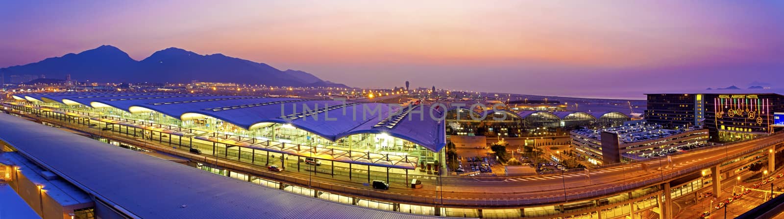 Sunset at Hong Kong airport  by kawing921