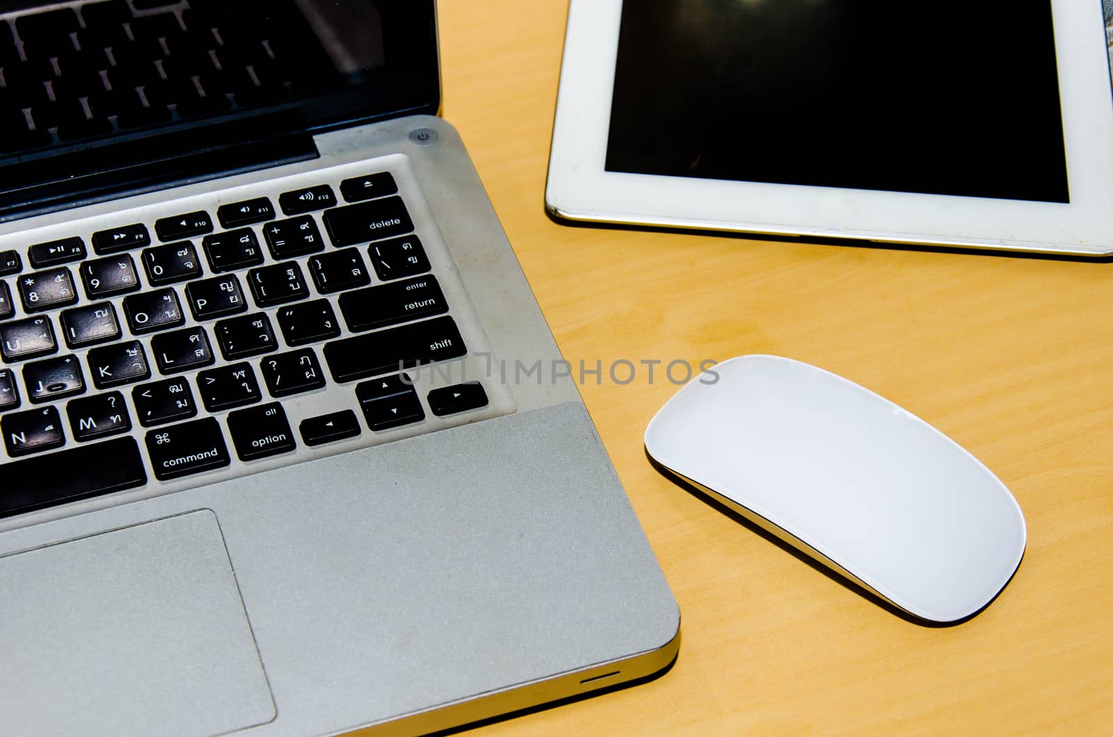 nootbook on table by aoo3771