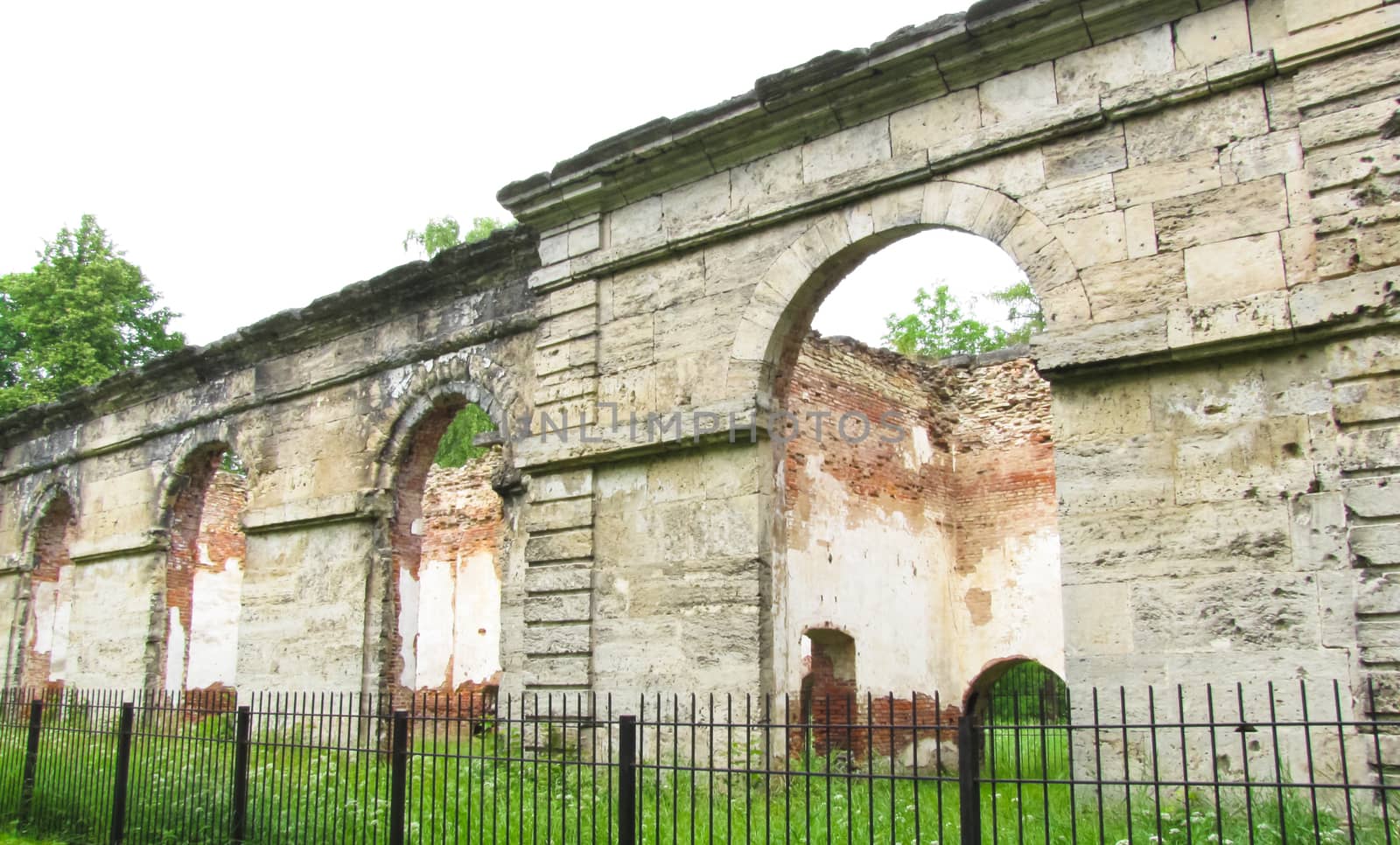 ruins in the park by rodakm