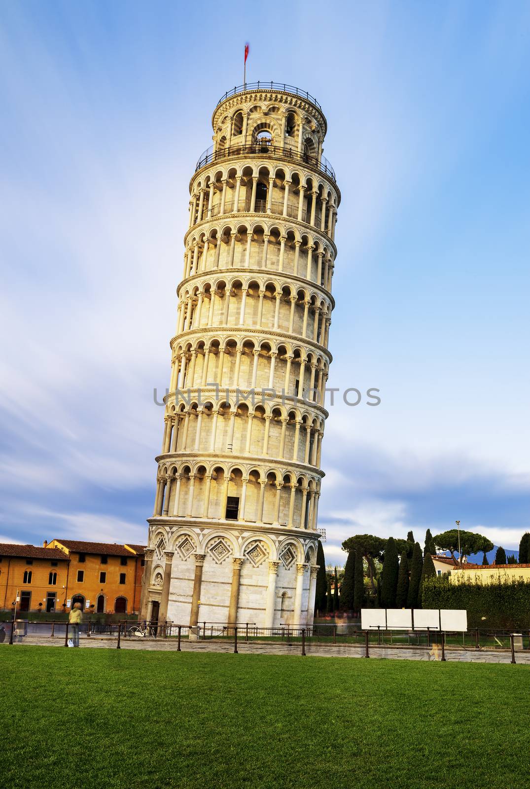 Pisa leaning tower, Italy  by ventdusud