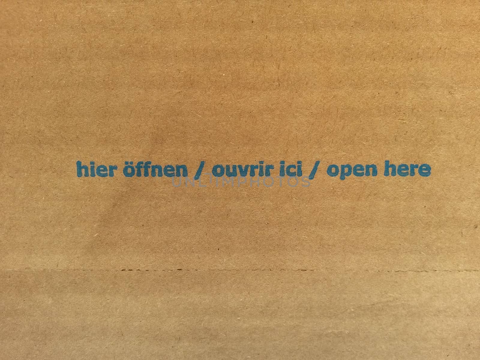 Hier offnen - Ouvrir ici - Open here printed over corrugated cardboard