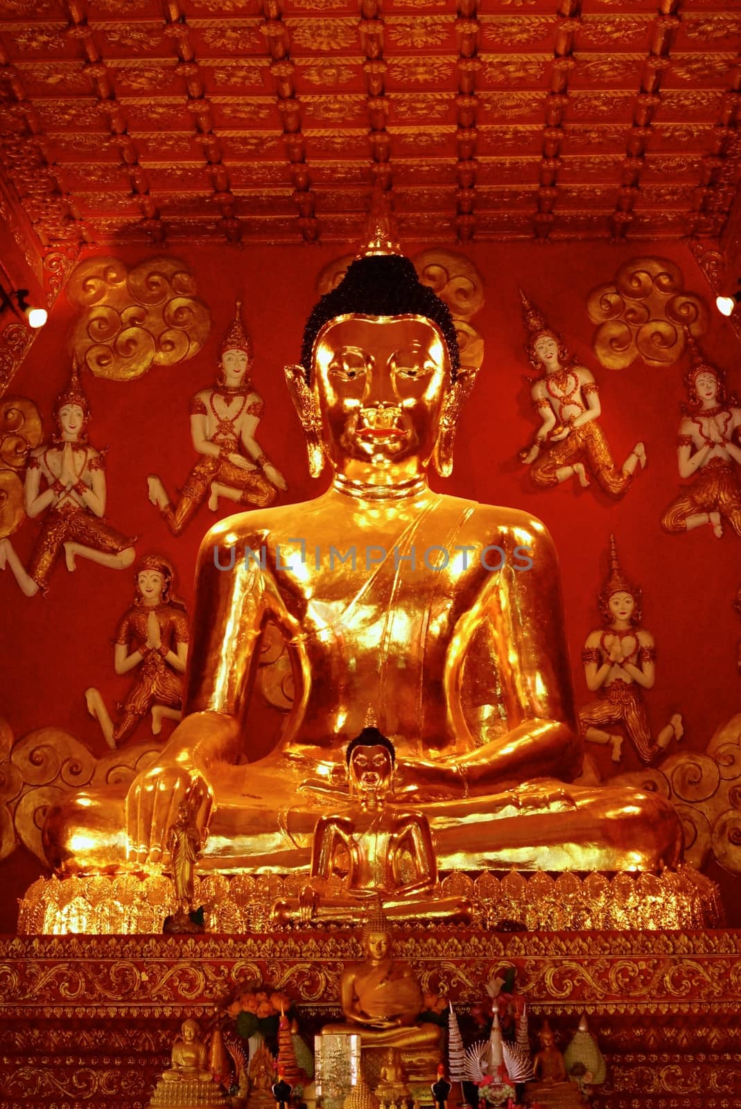 golden buddha by nattapatt