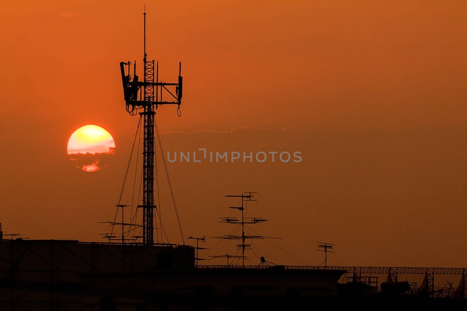 Wireless broadband antenna on the roof by hadkhanong