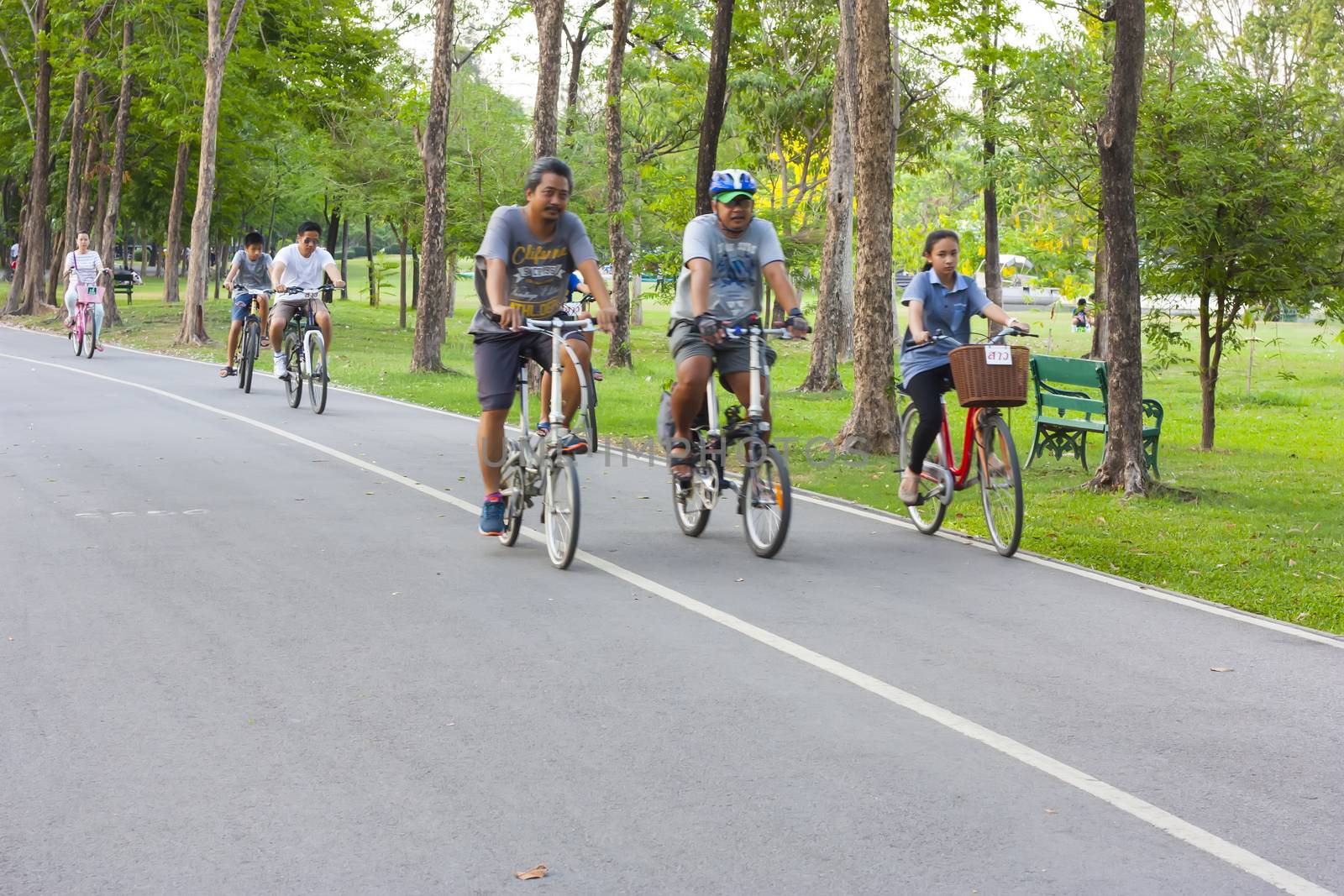 Unidentified people cycling in the park for a good health. Photo: Amnarj2006/ yaymicro.com