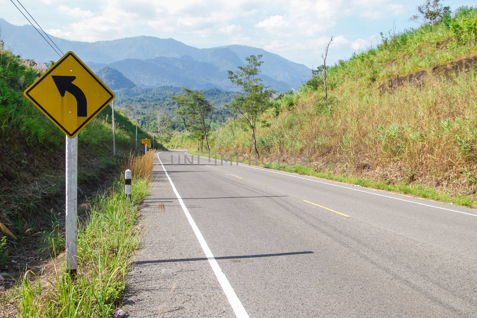 road in  mountains at Phayao to thailand.