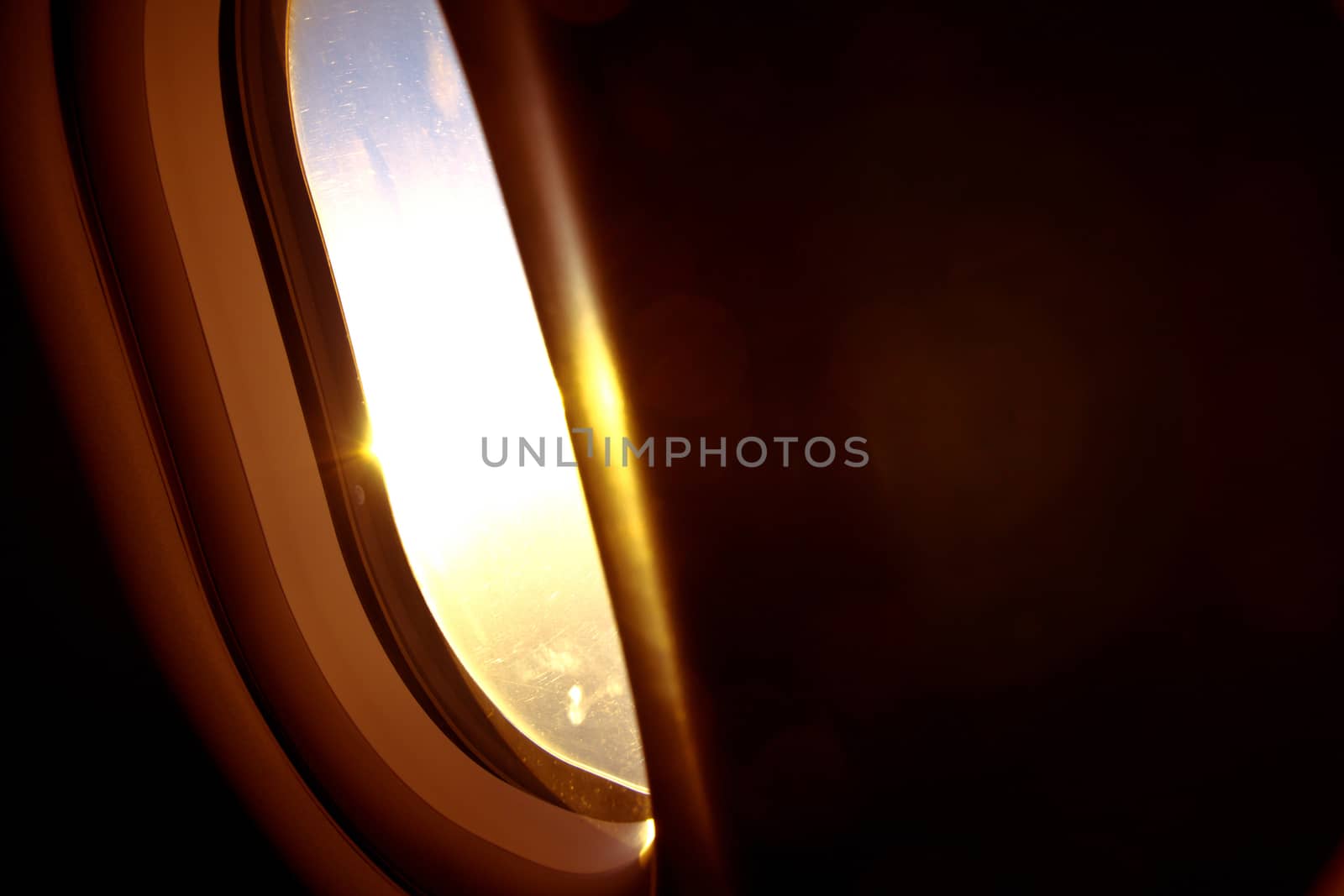 A view of the sunrise out an airplane window.