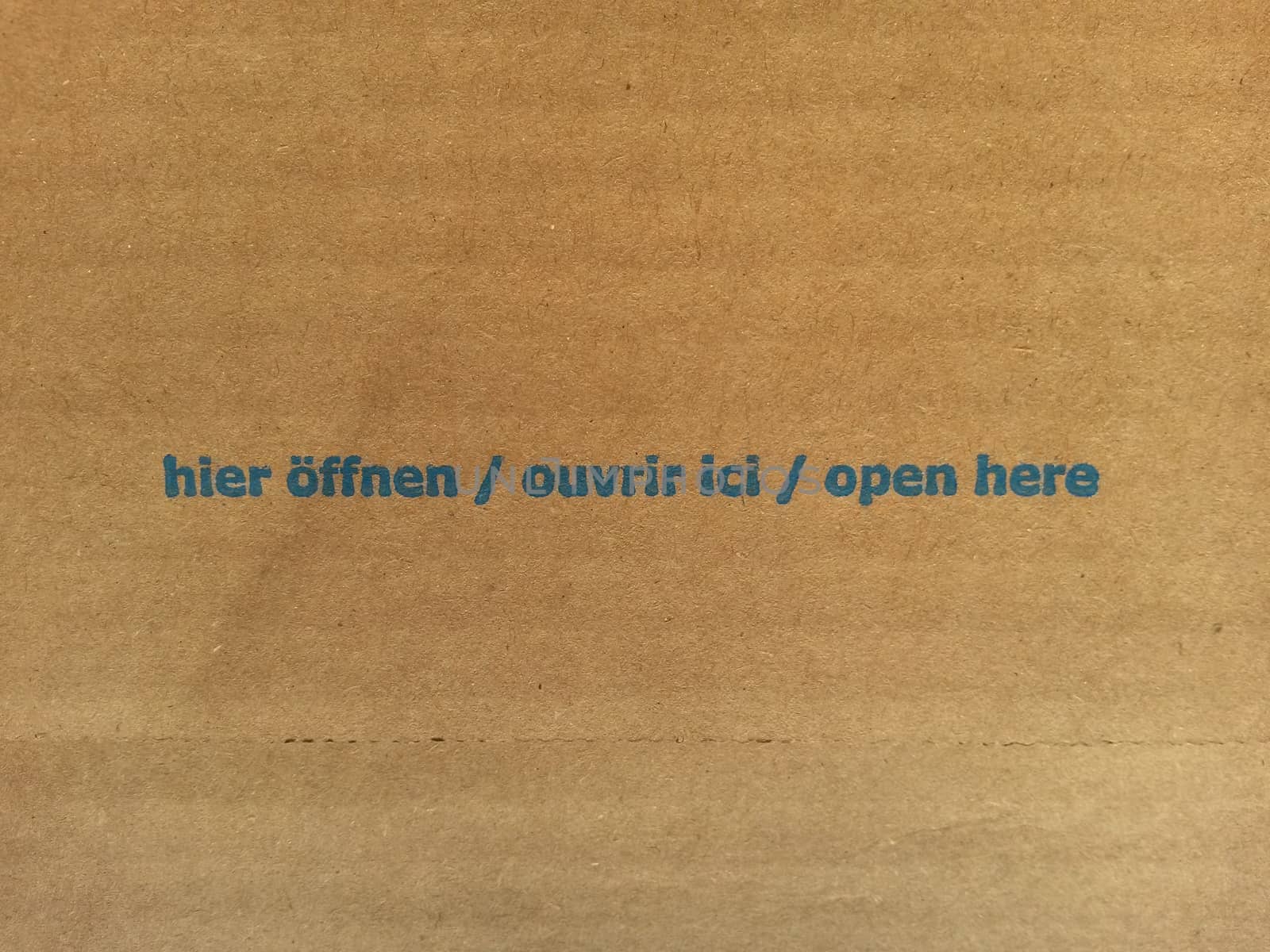 Hier offnen - Ouvrir ici - Open here printed over corrugated cardboard