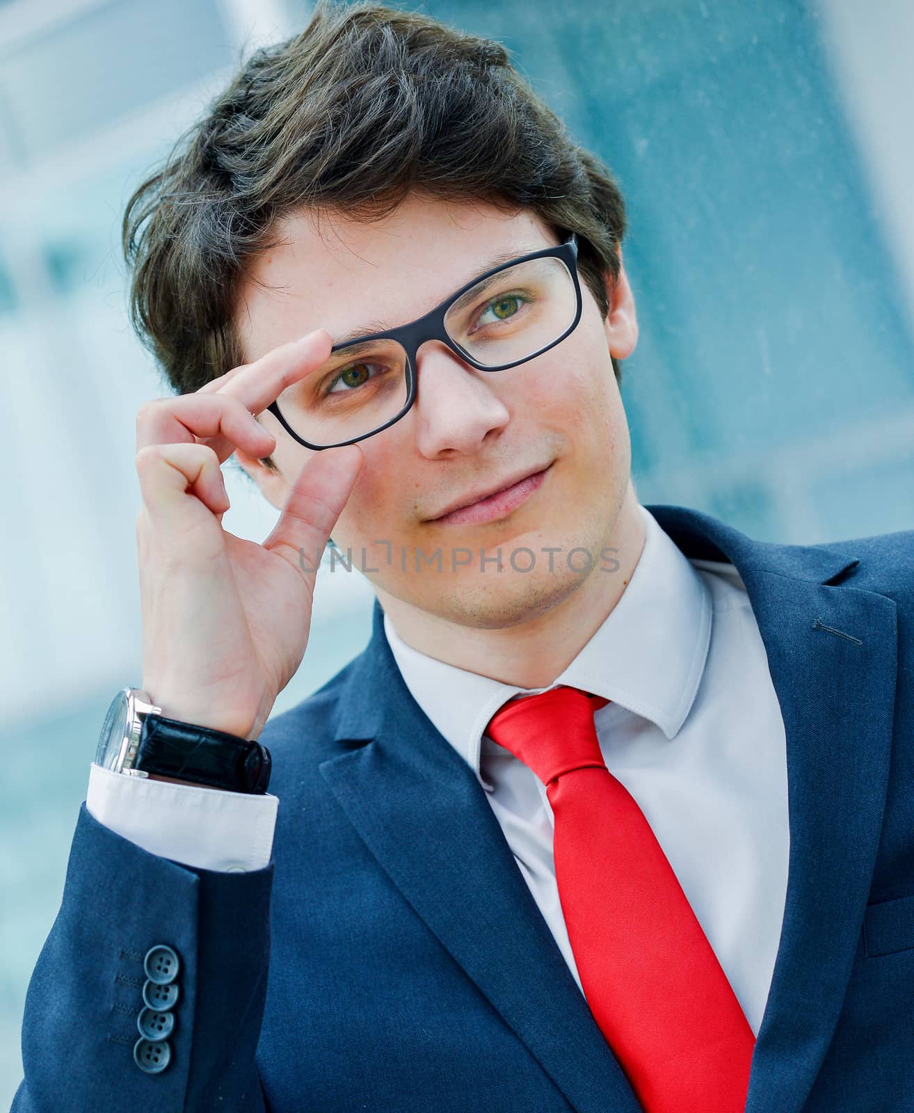 Outdoor expressive portrait of a dynamic junior executive