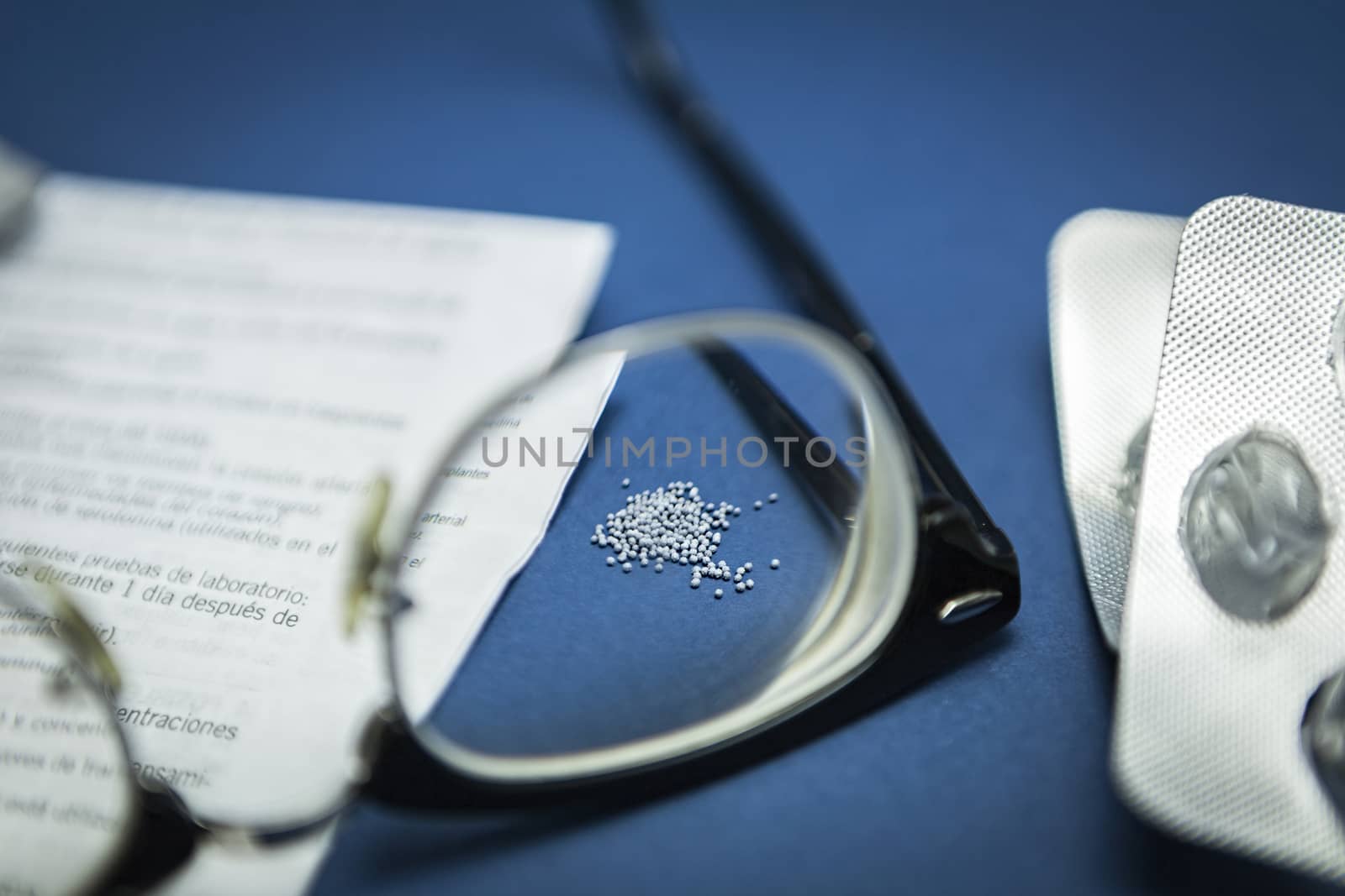 Glasses focus composition of medication by digicomphoto