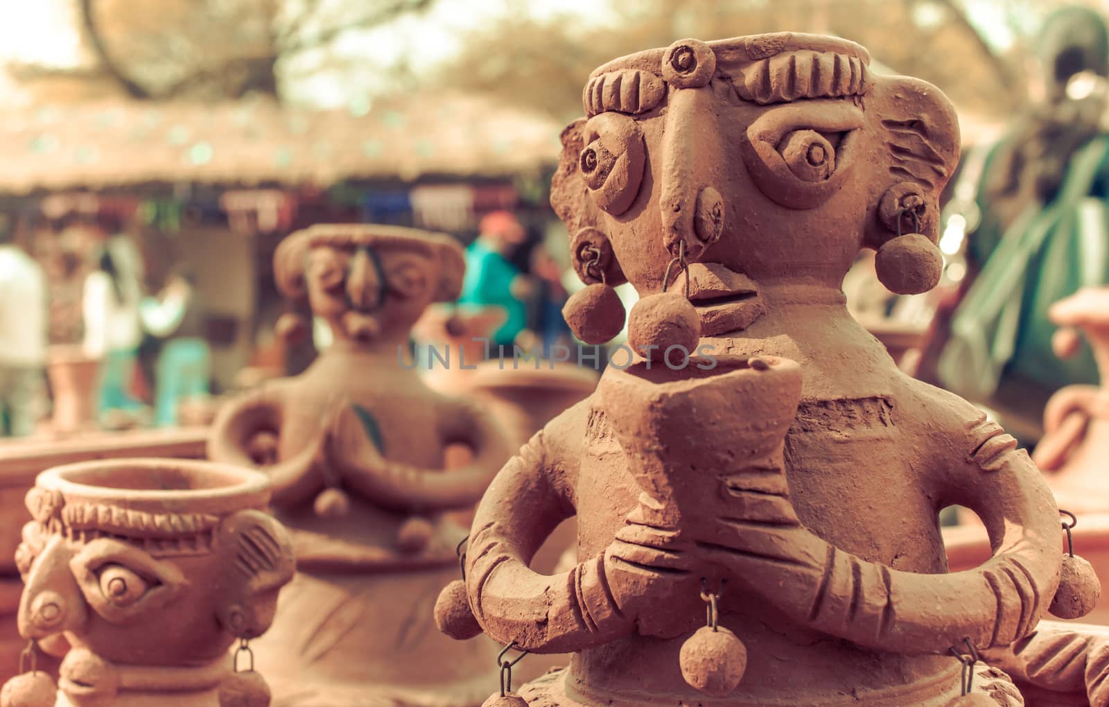 multiple statue of woman made up of clay in surajkund fair