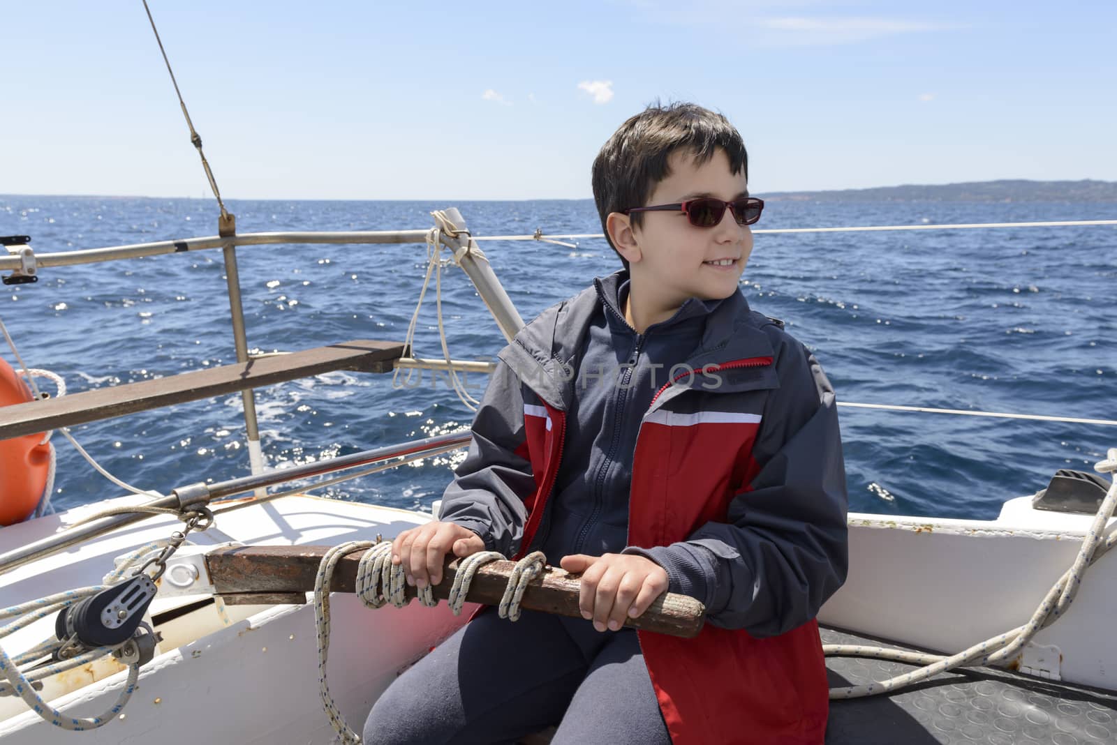 The educational journey of Skipper and child in the midst of the sea, with a sailing boat in Sardinia.