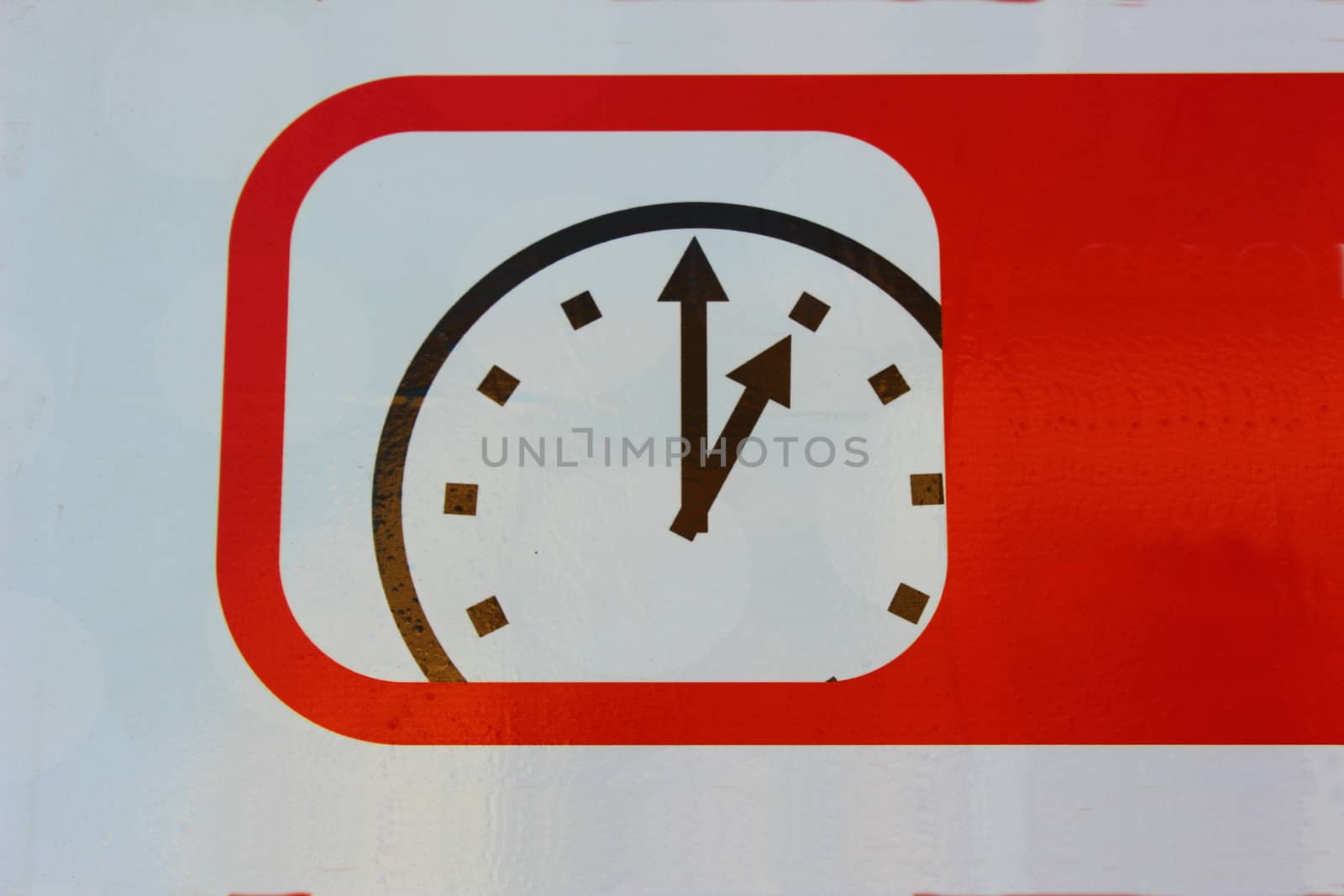 On a white background with a red border shows the clock, which means fast and quality work