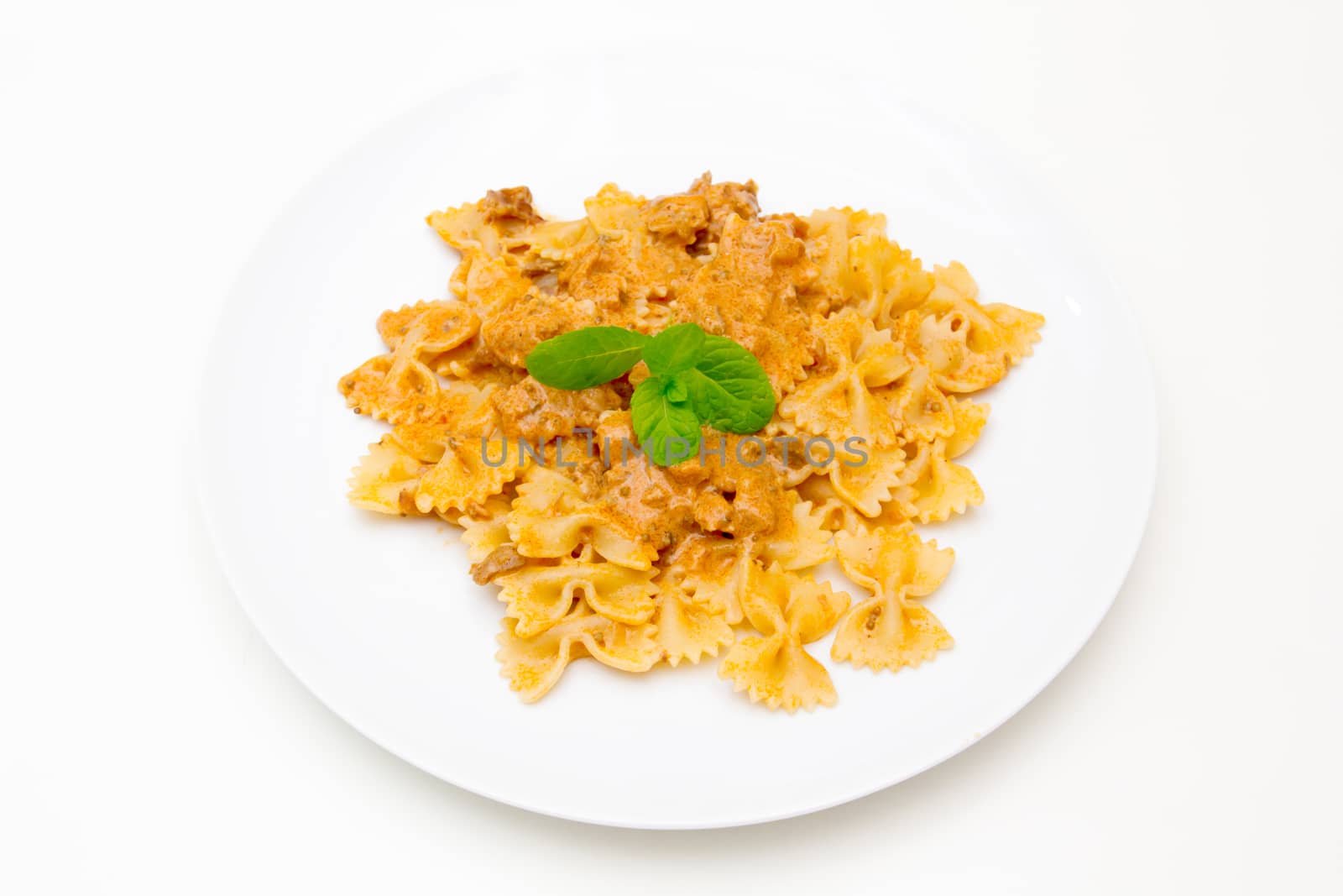 Farfalle with salmon by spafra