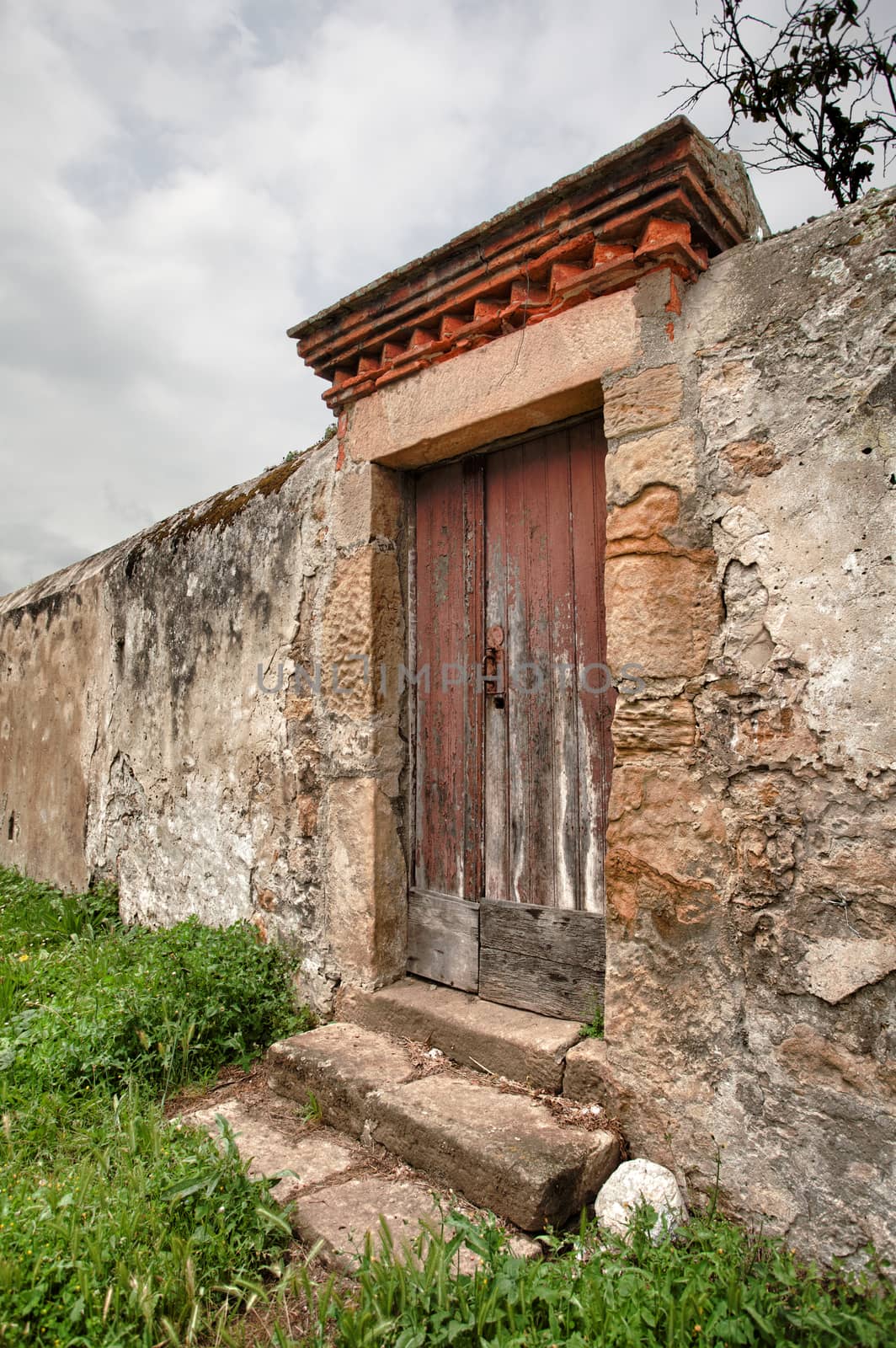 Abandoned door by demachy