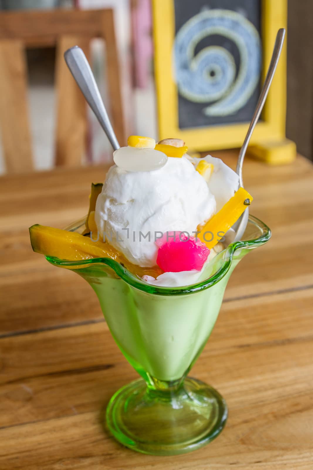 Coconut ice cream by kasinv