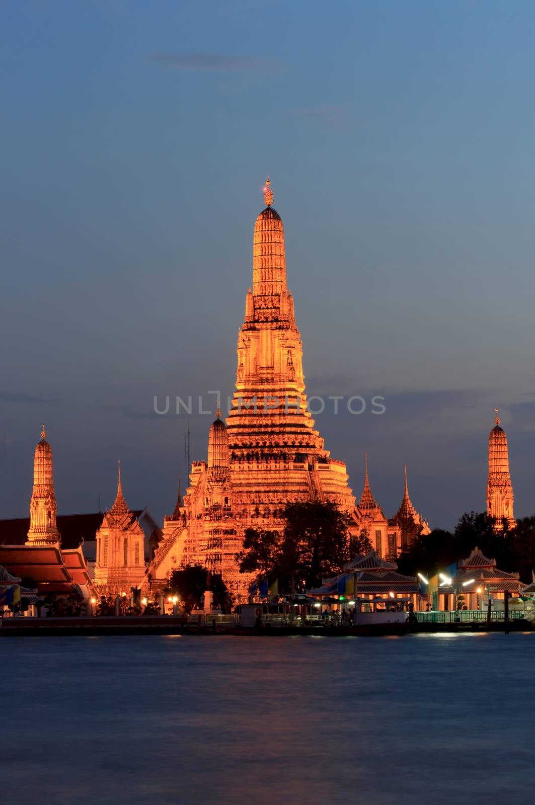The scene of the Temple of Down (Wat Arun) in the night.
