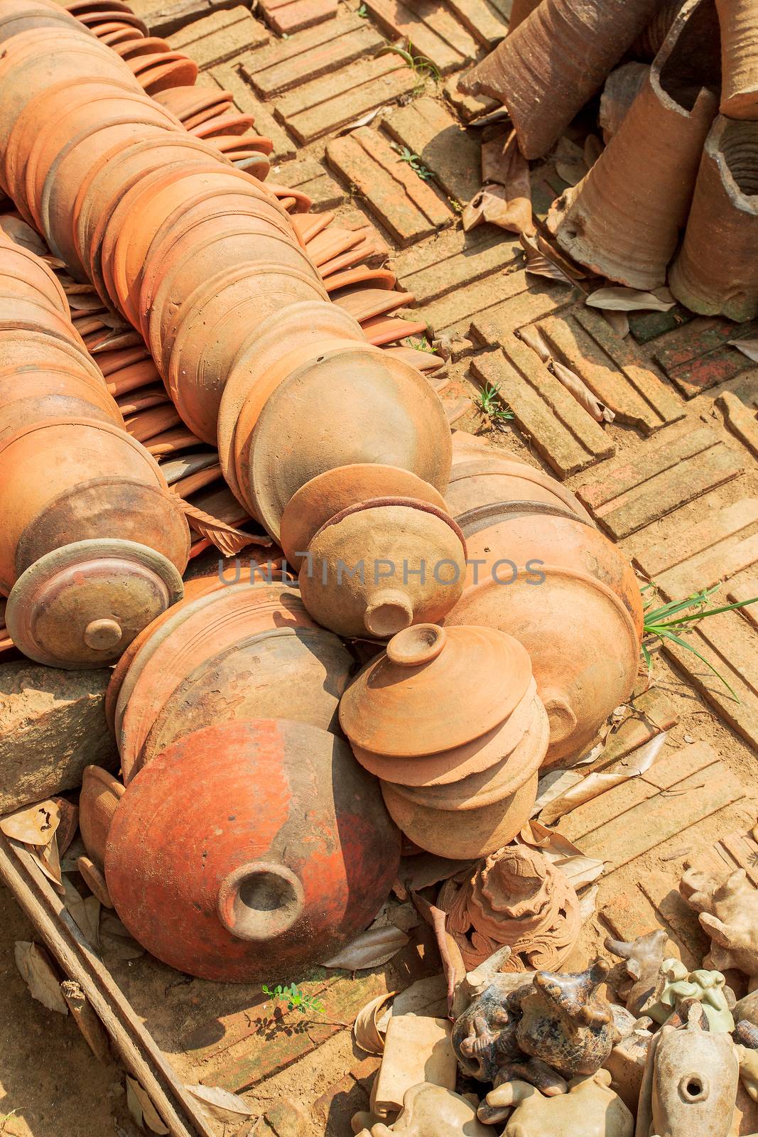 A beautiful Thai Earthenware paste rams empty.