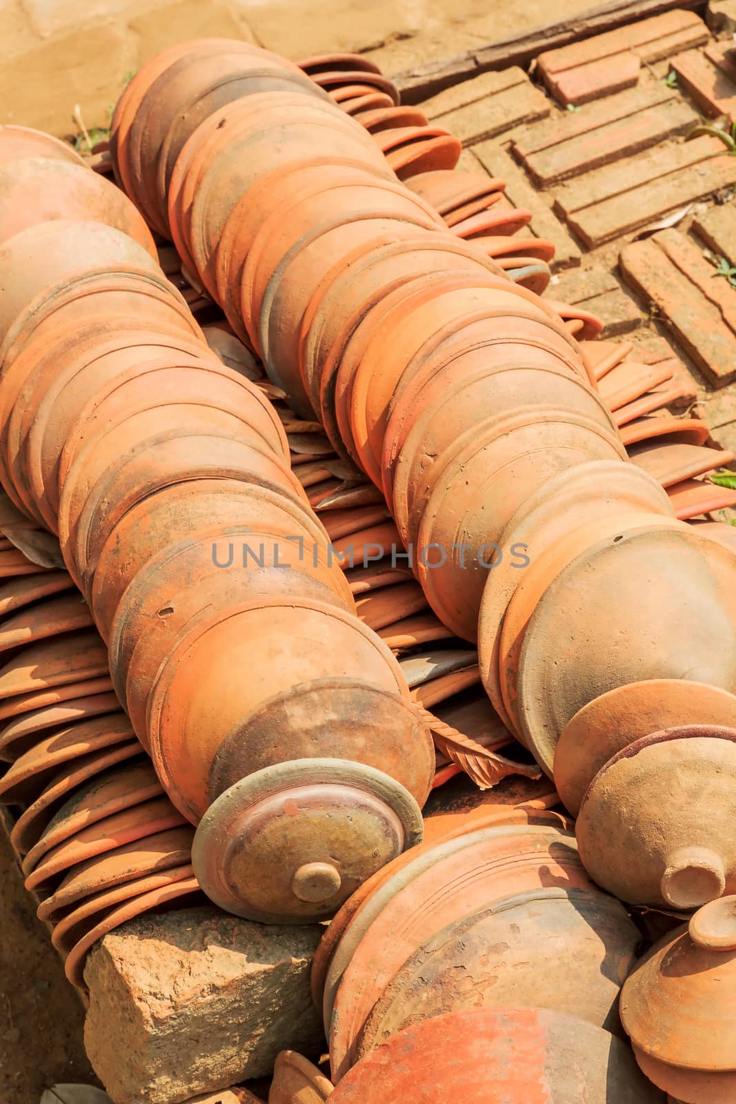 A beautiful Thai Earthenware paste rams empty.