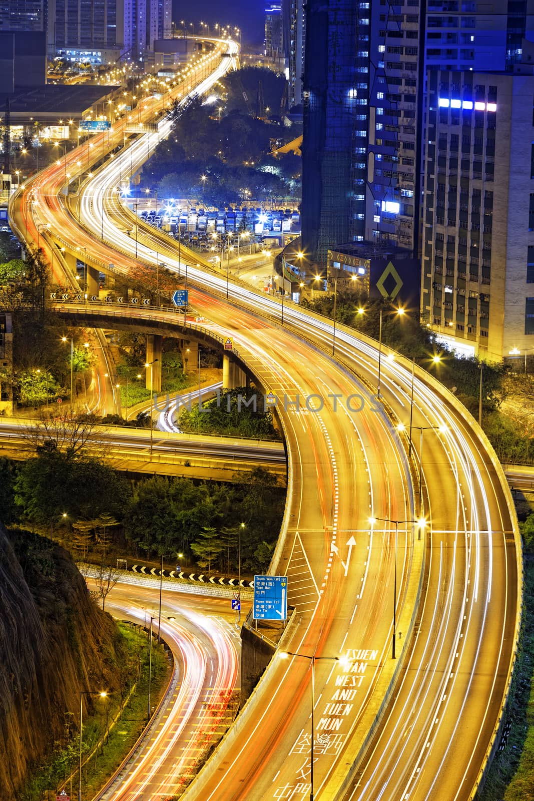 traffic in Hong Kong at night  by cozyta