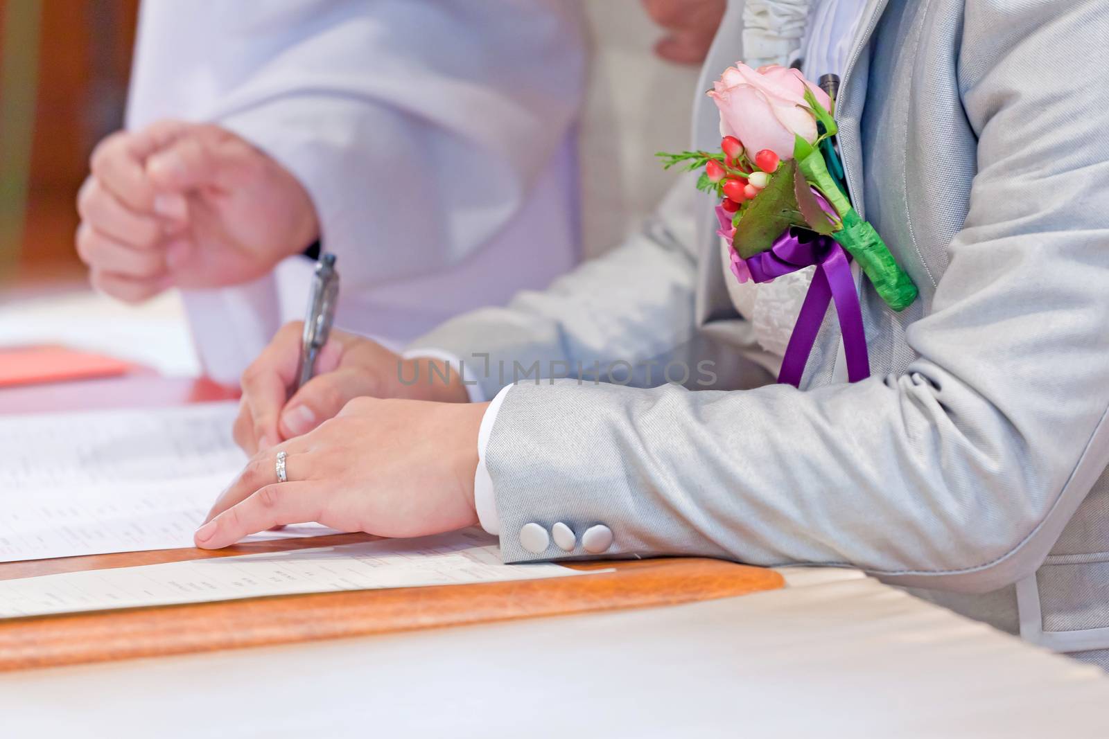 Wedding couple leaving their signatures