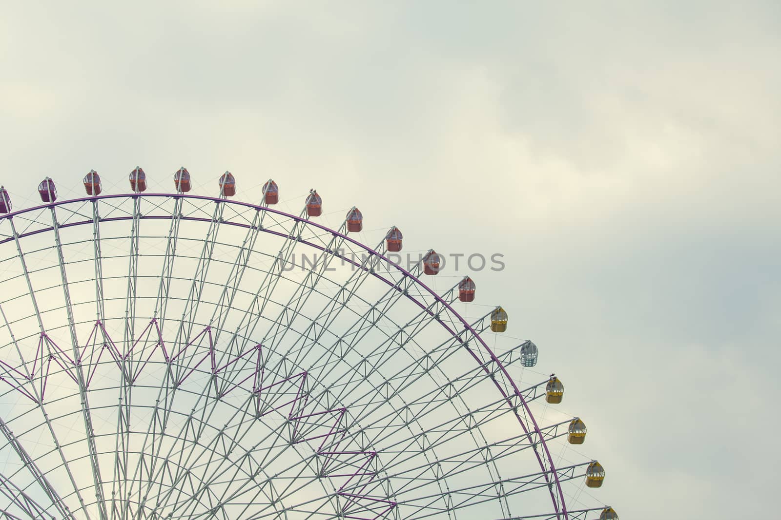 Ferris wheel over sky by kawing921