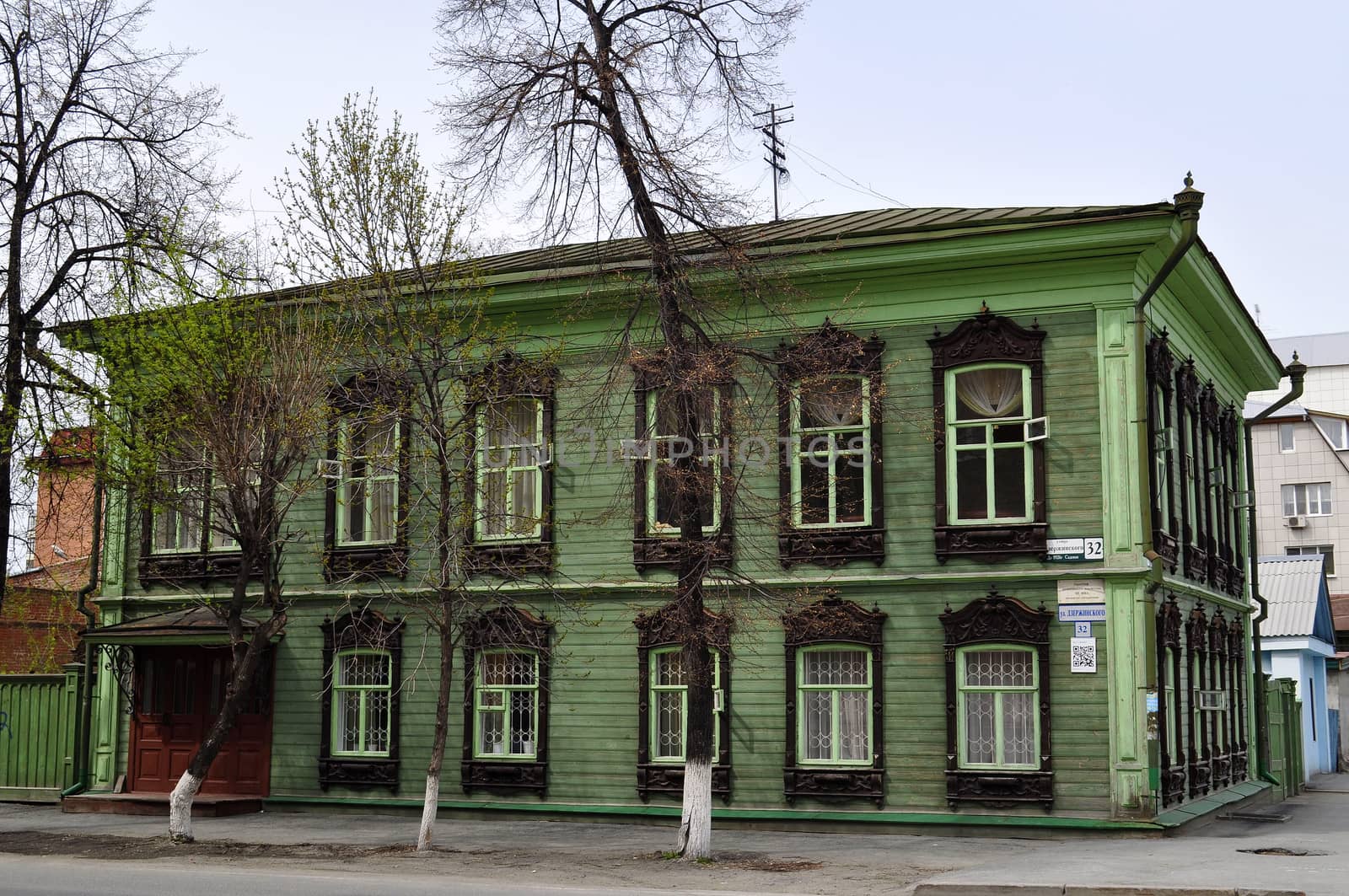 The building is built in 1909, is a rare sample of the inhabited merchant house with a difficult decor of facades, forms building of the historical street (belonged to the Tyumen petty bourgeois S. S. Brovtsin, on May 26, 1917 passed to the doctor O. M. Frenkel).