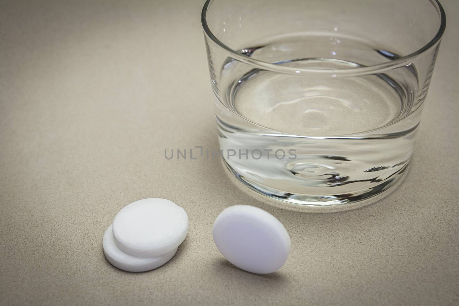 effervescent tablets and glass with water