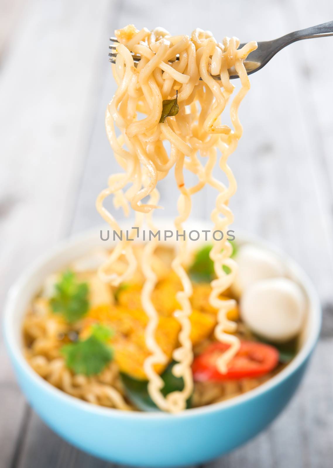 Hot and spicy instant noodles soup, in curry flavour. 