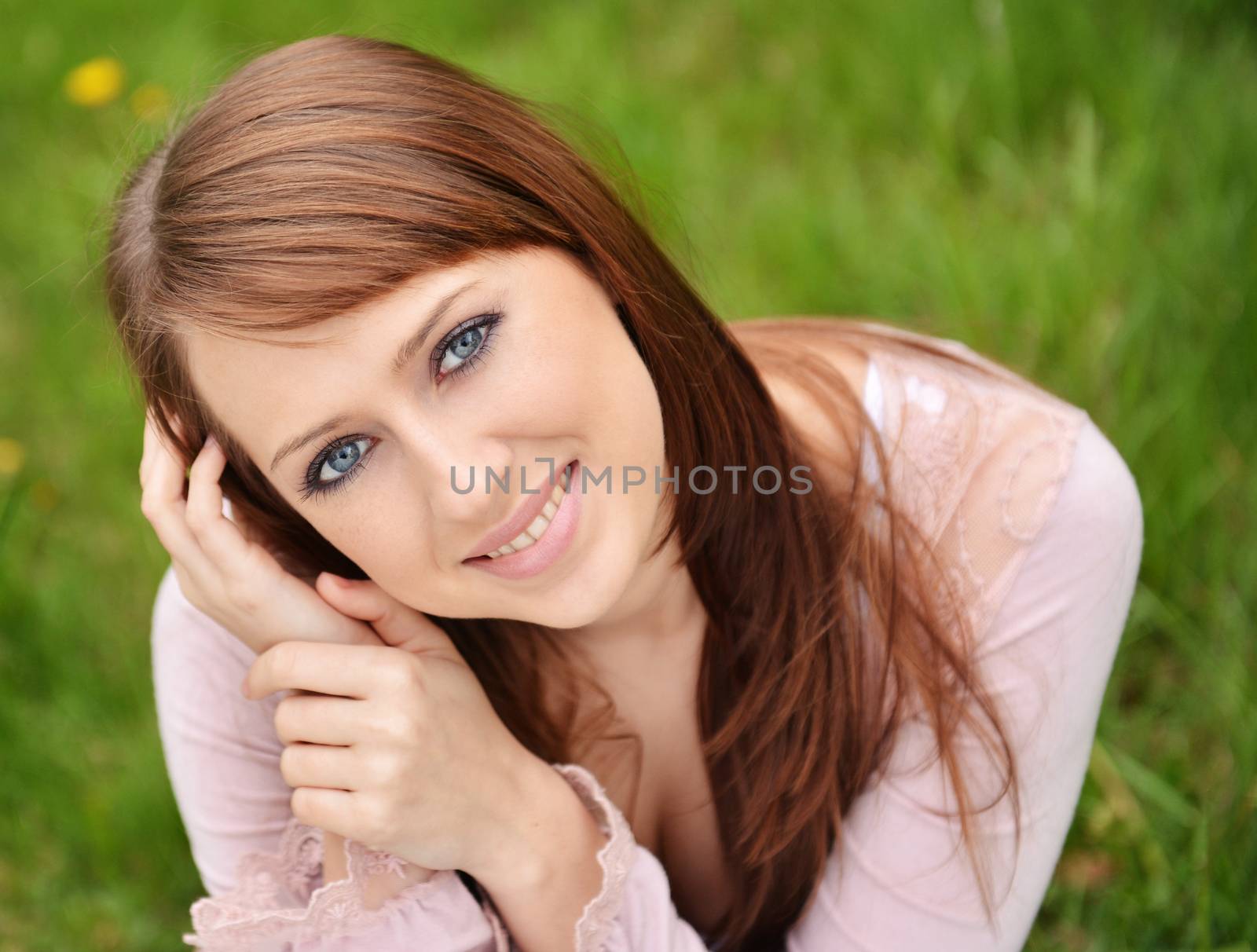 Beautiful girl posing with spring flowers